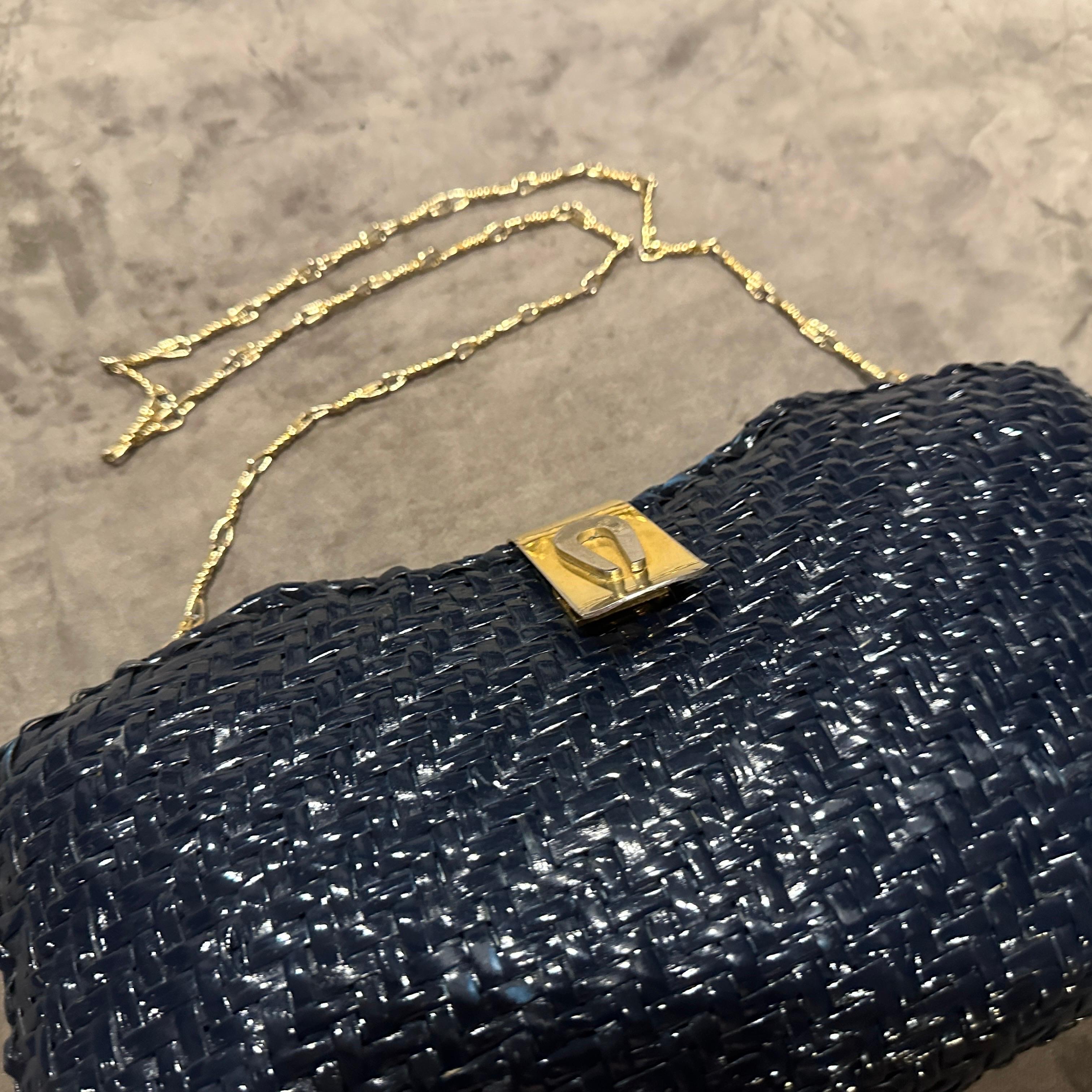 Borsa a tracolla italiana anni '50 in vimini blu navy e hardware a doppia tonalità in vendita 3