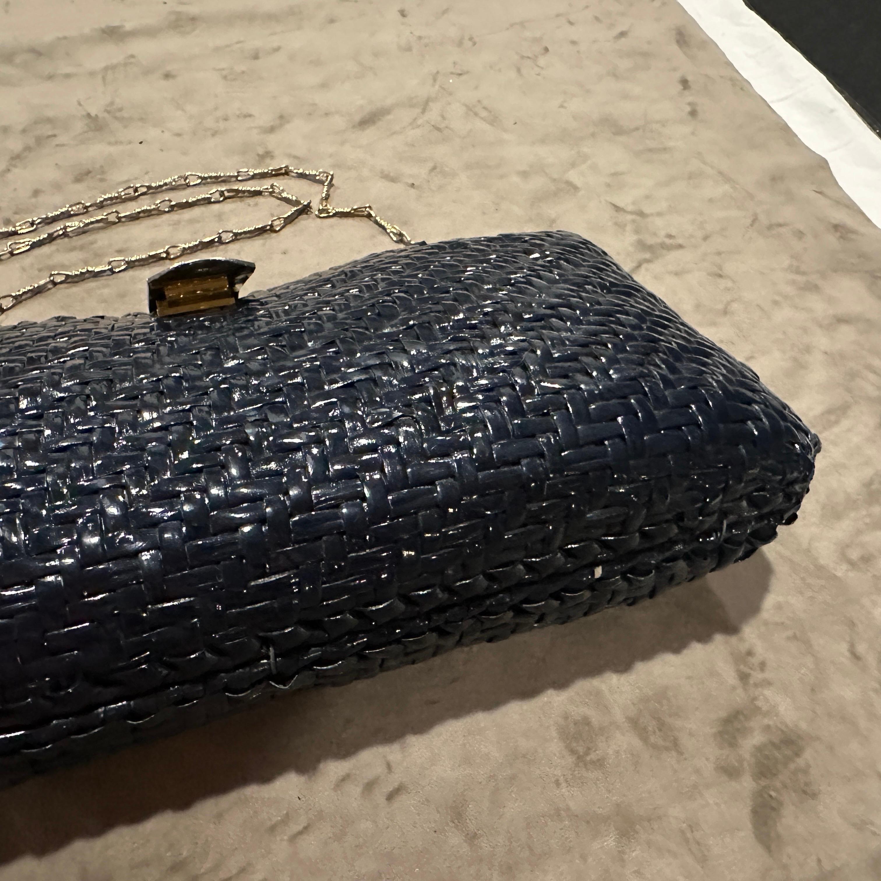 Borsa a tracolla italiana anni '50 in vimini blu navy e hardware a doppia tonalità in vendita 2