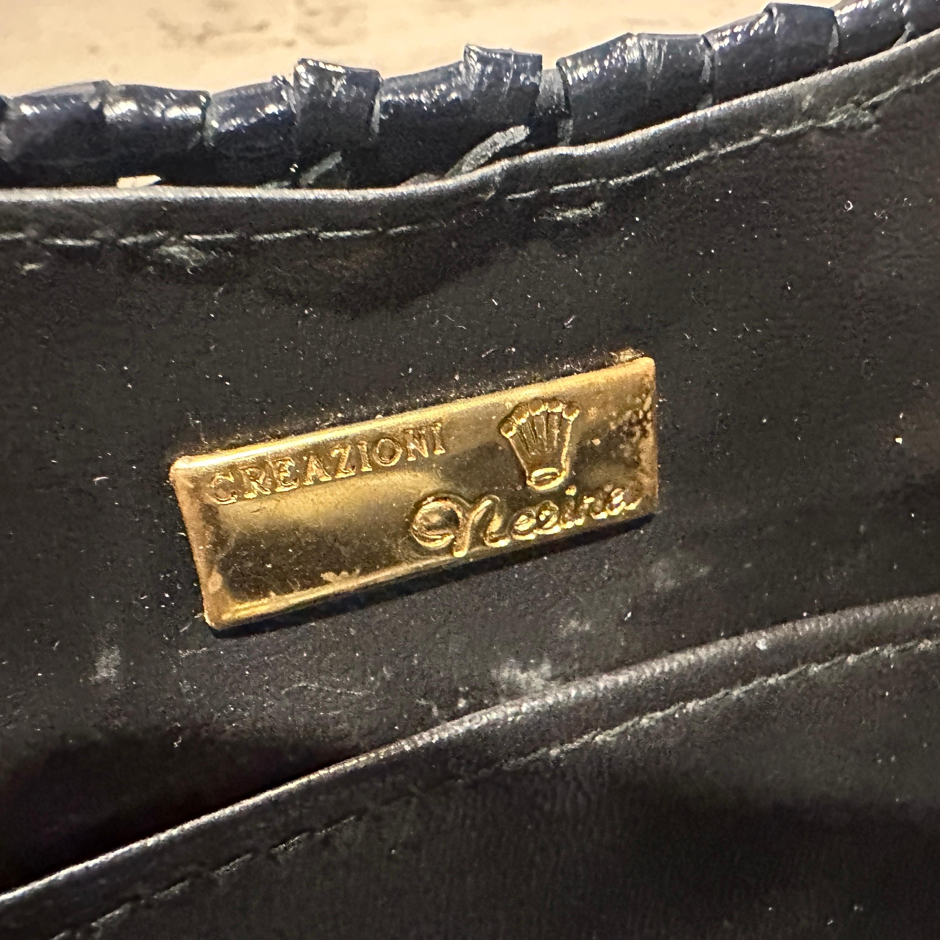 Borsa a tracolla italiana anni '50 in vimini blu navy e hardware a doppia tonalità in vendita 4
