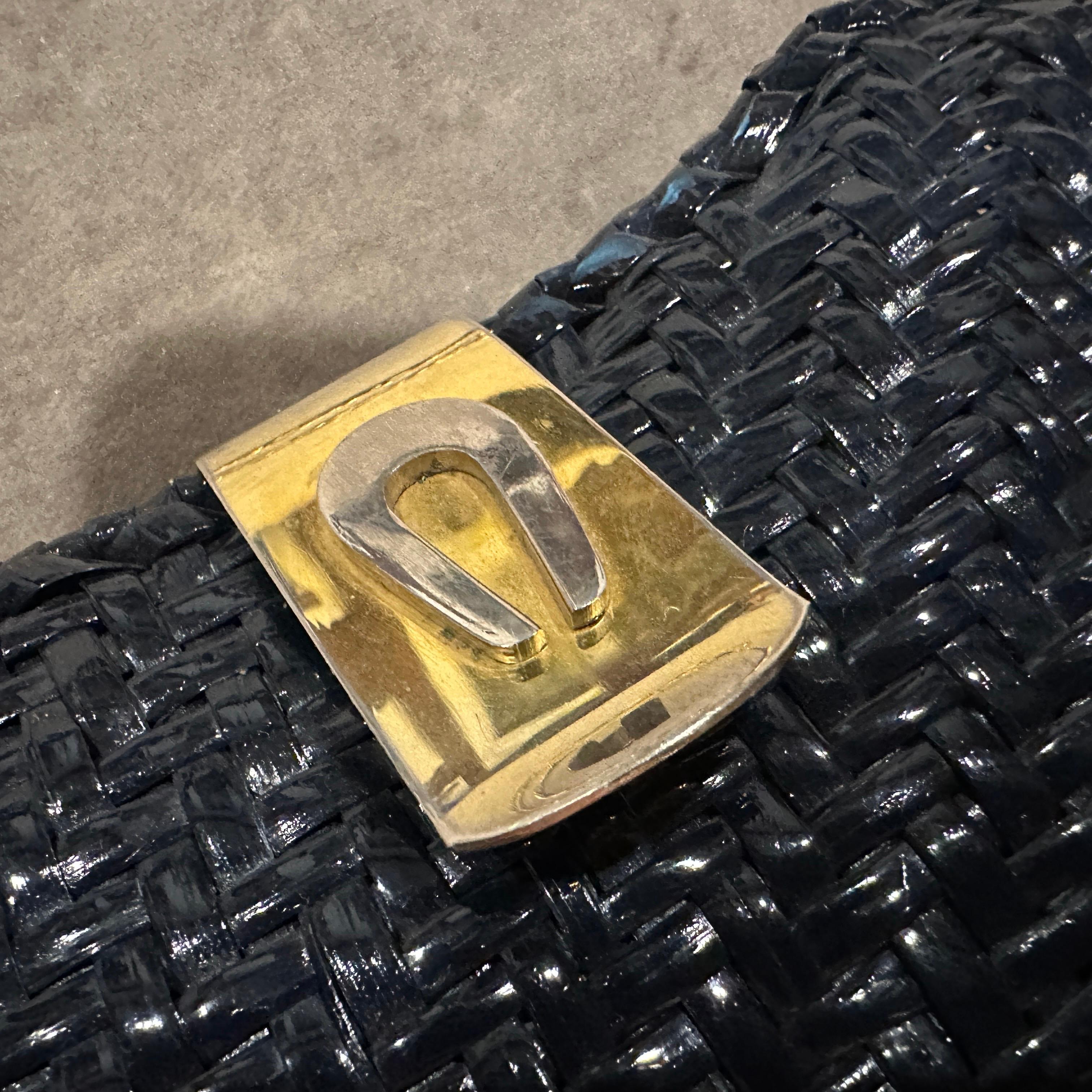 Borsa a tracolla italiana anni '50 in vimini blu navy e hardware a doppia tonalità in vendita 5