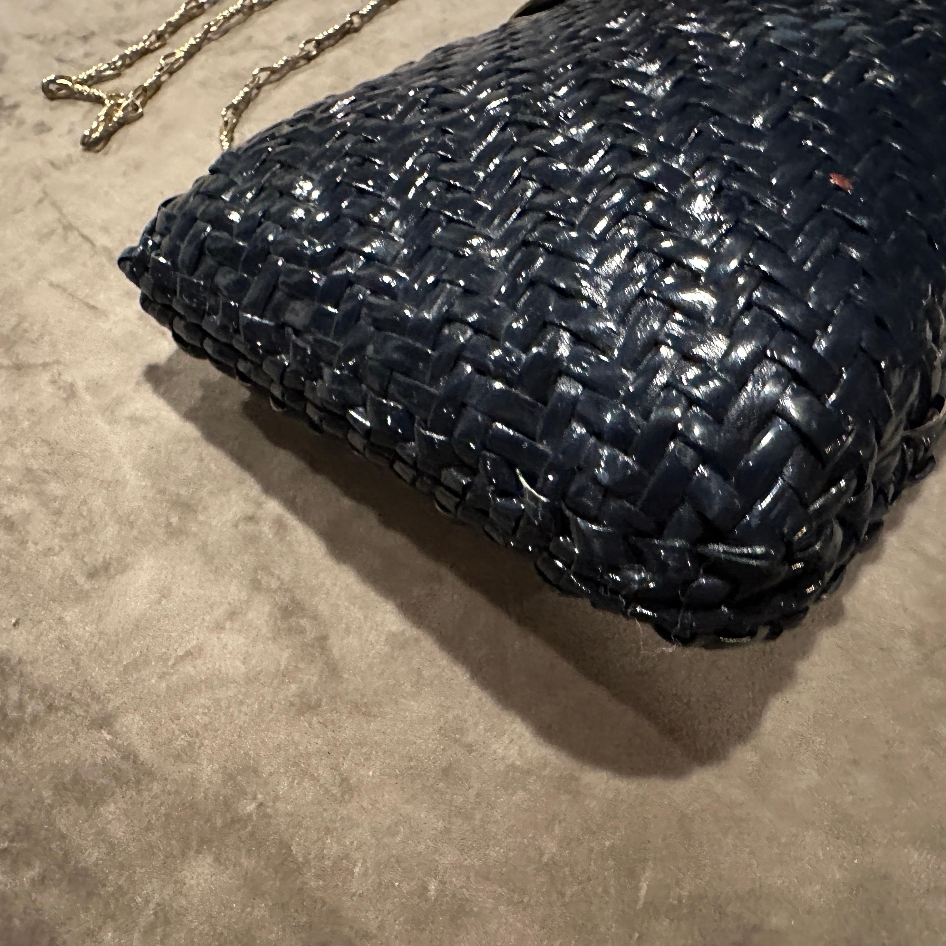 Borsa a tracolla italiana anni '50 in vimini blu navy e hardware a doppia tonalità in vendita 6
