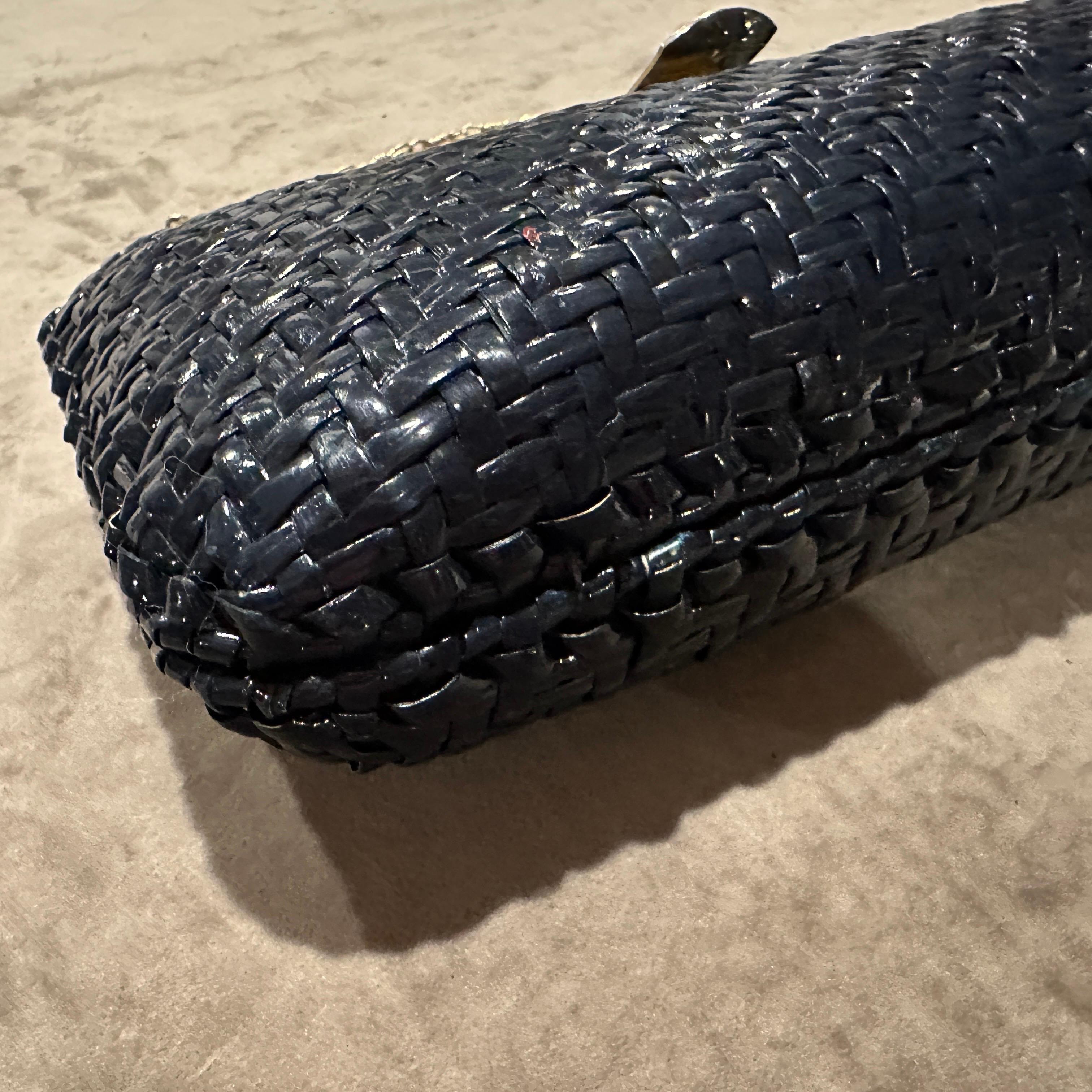 Borsa a tracolla italiana anni '50 in vimini blu navy e hardware a doppia tonalità in vendita 7
