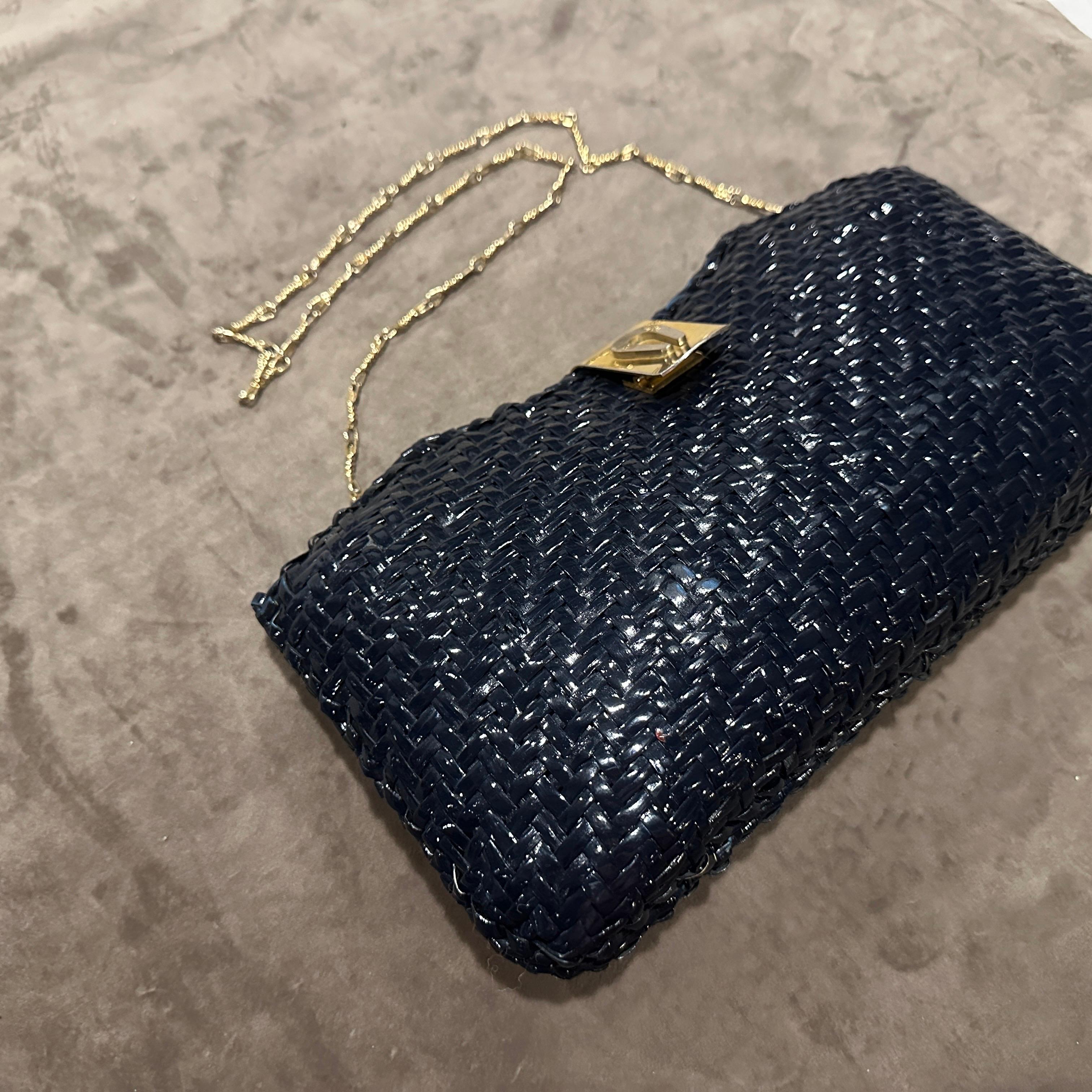 Borsa a tracolla italiana anni '50 in vimini blu navy e hardware a doppia tonalità in vendita 8