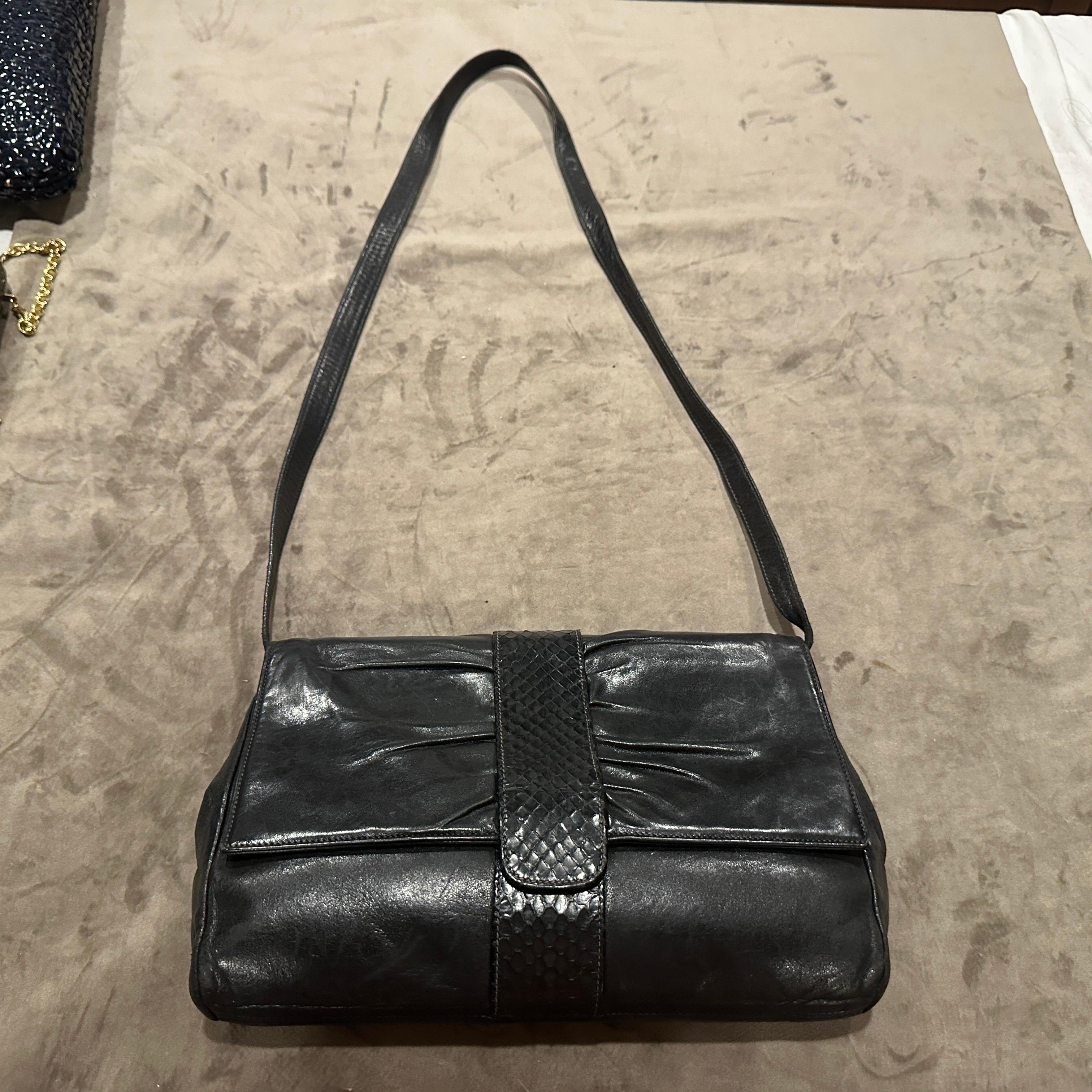 Noir Un élégant sac à bandoulière en cuir noir de Gucci datant des années 1960 en vente