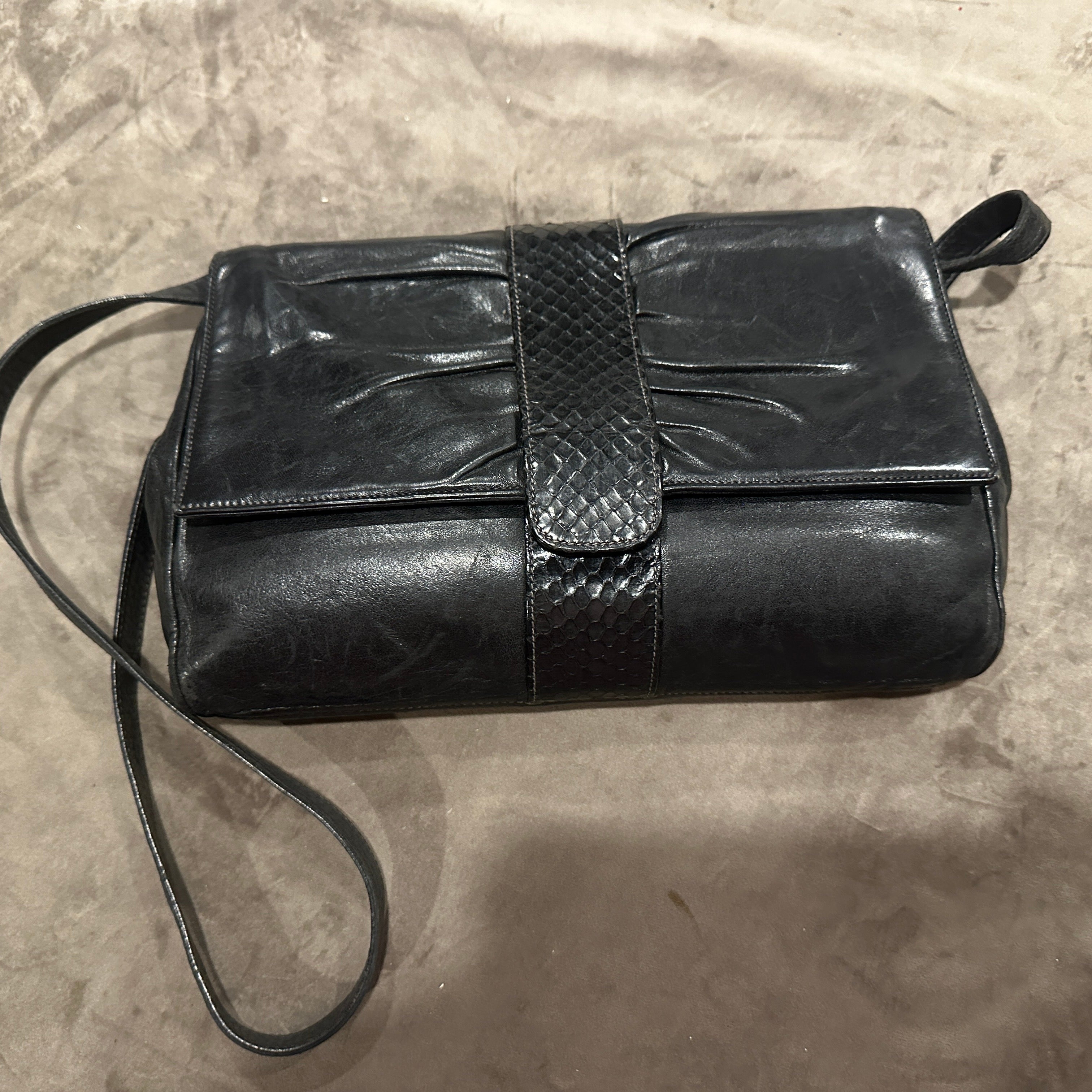 Un sac à bandoulière Gucci des années 1960, témoin du style durable de la marque et de son savoir-faire impeccable. Cet accessoire chic est méticuleusement confectionné en cuir noir souple, offrant un toucher luxueux et un attrait classique et