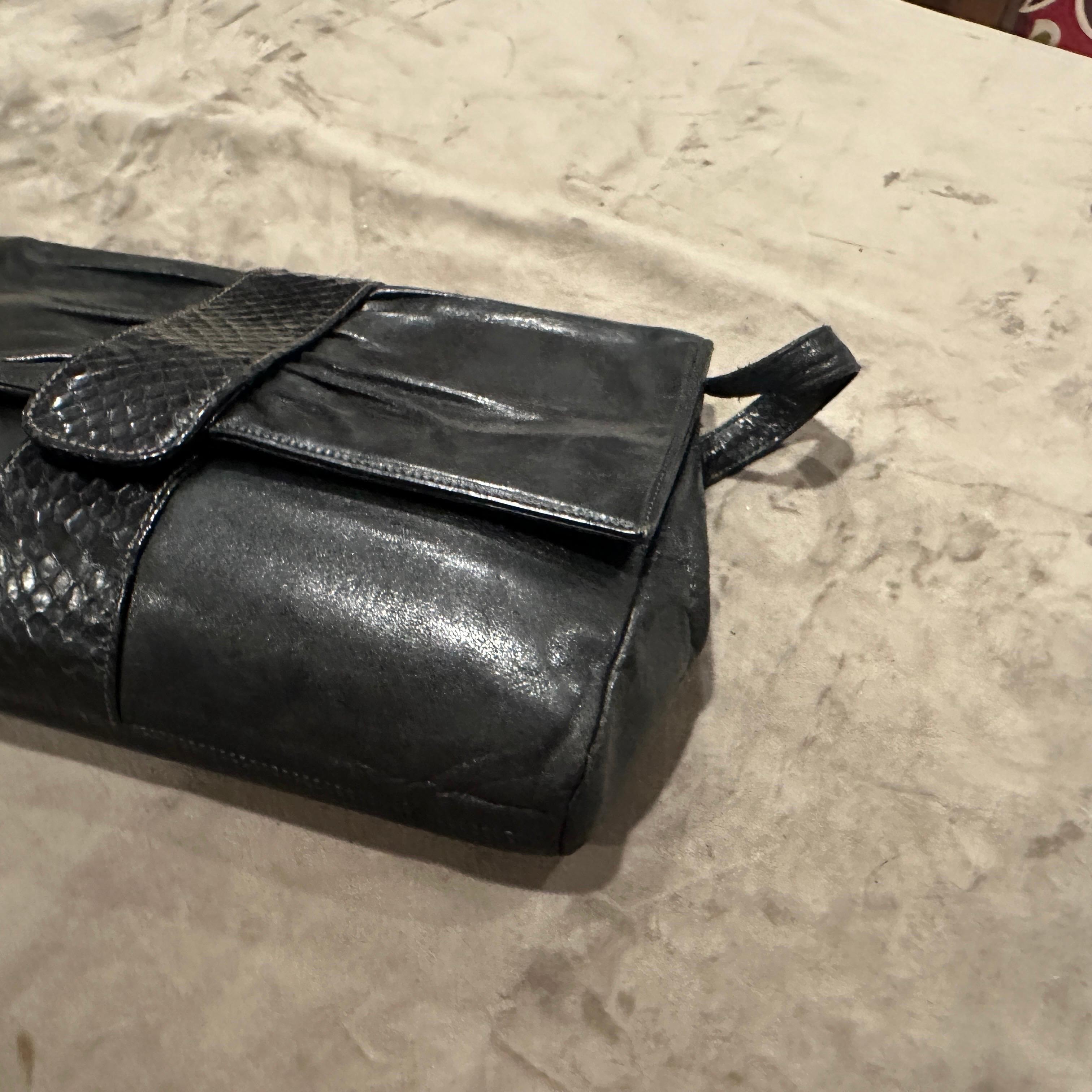 Un élégant sac à bandoulière en cuir noir de Gucci datant des années 1960 Excellent état - En vente à Aci Castello, IT