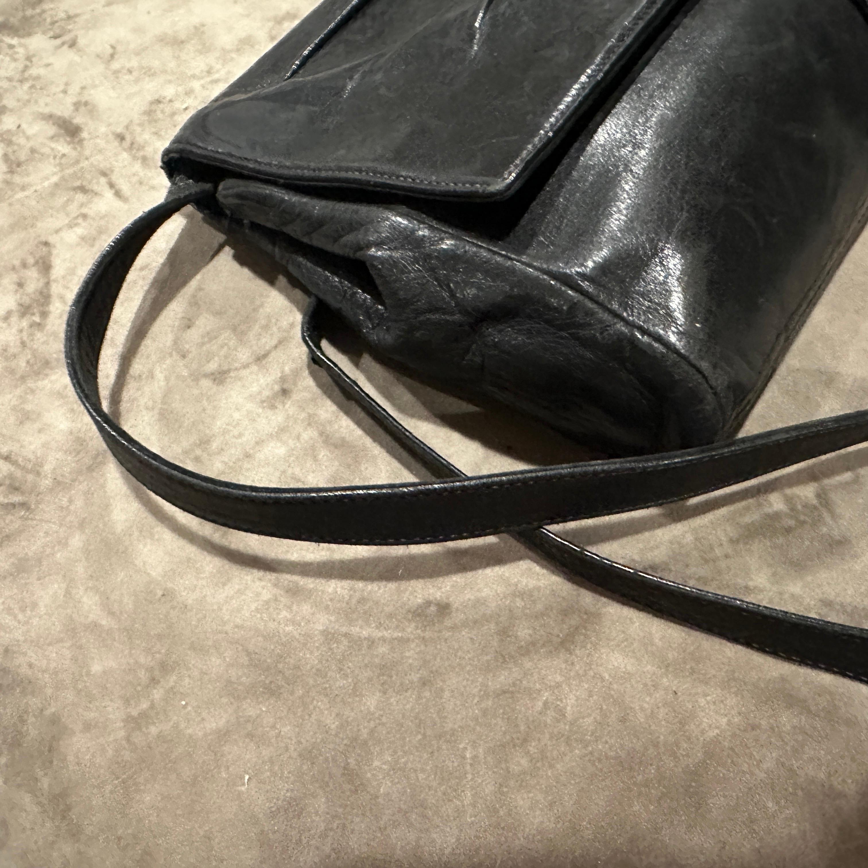 Un élégant sac à bandoulière en cuir noir de Gucci datant des années 1960 Pour femmes en vente