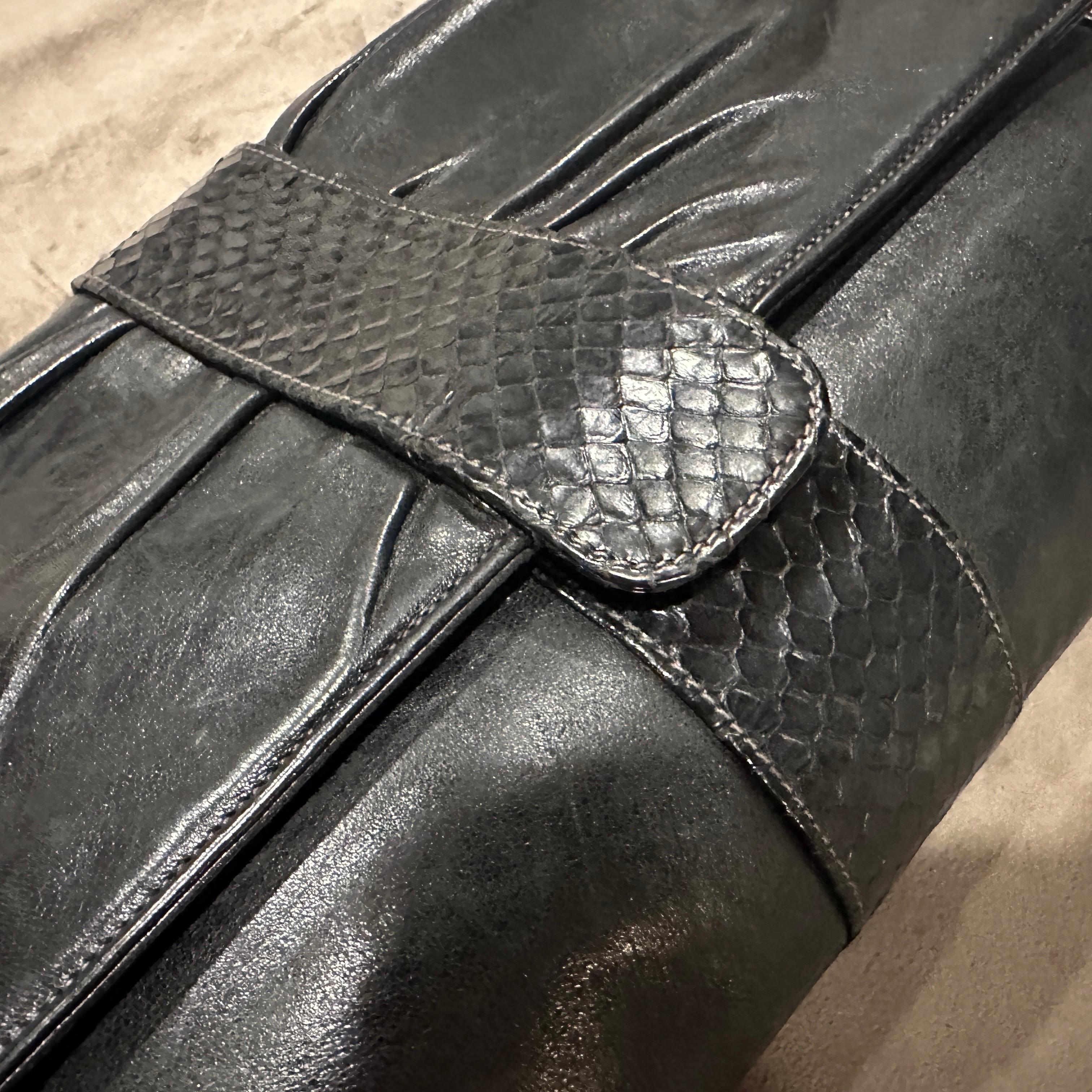 Un élégant sac à bandoulière en cuir noir de Gucci datant des années 1960 en vente 1