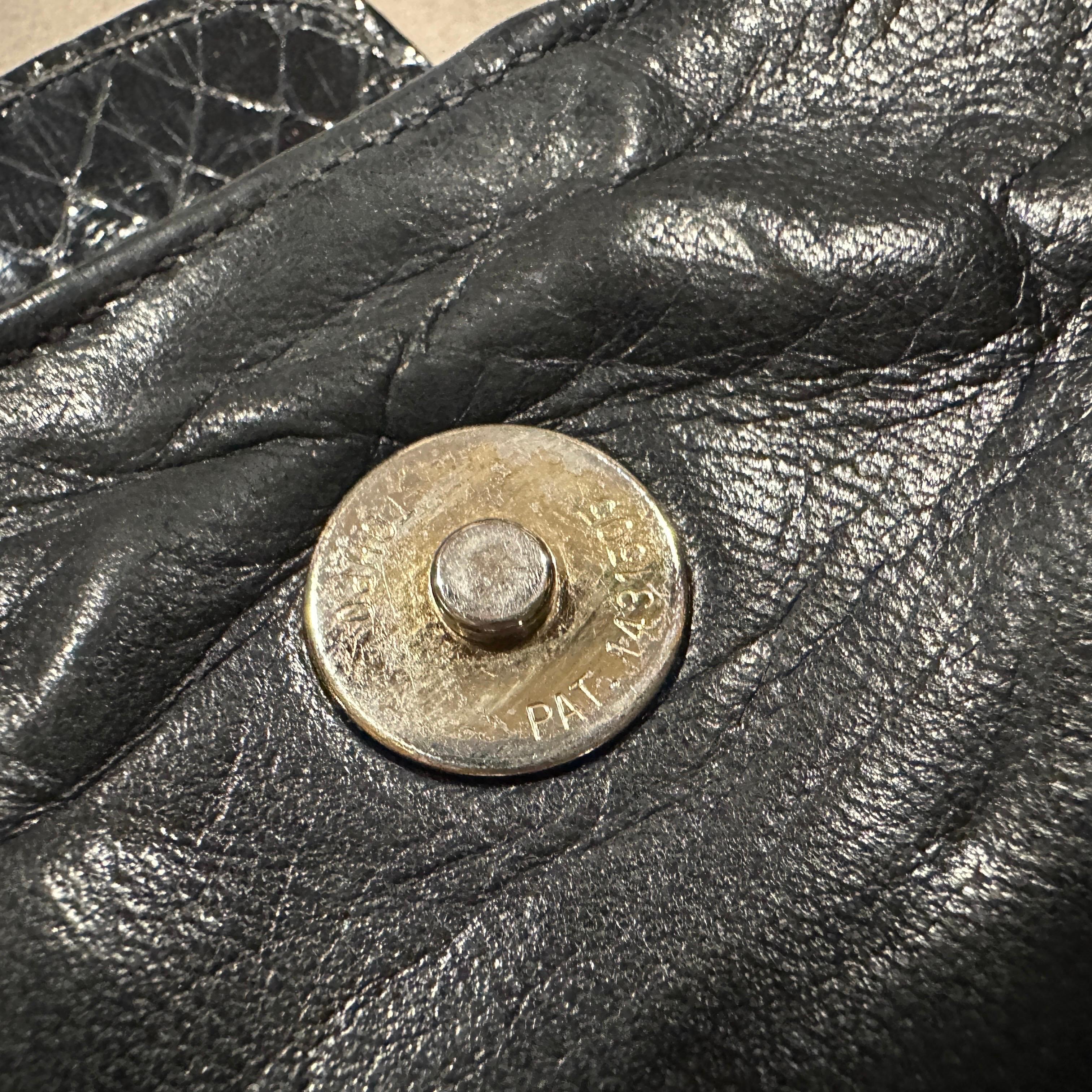 Un élégant sac à bandoulière en cuir noir de Gucci datant des années 1960 en vente 2