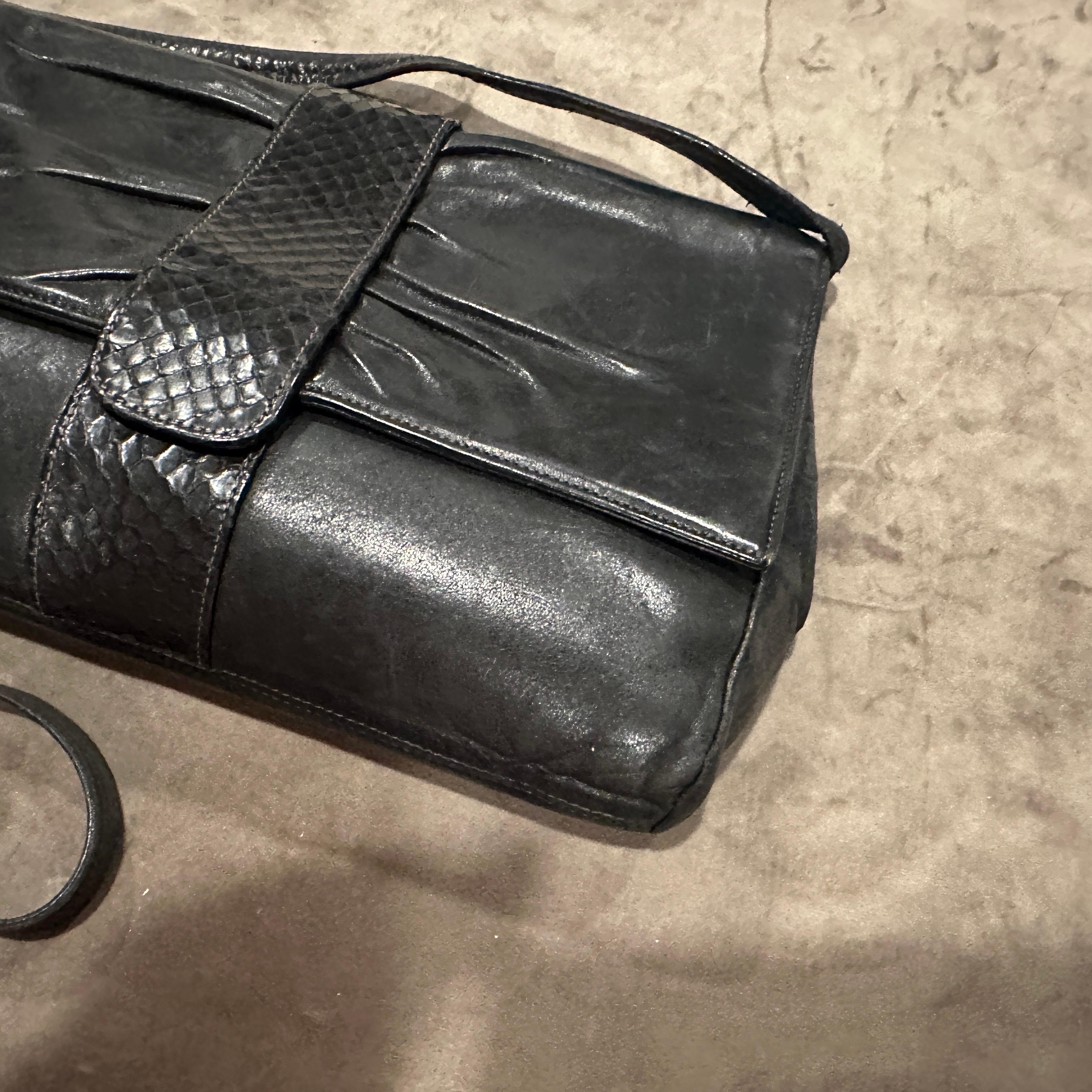 Un élégant sac à bandoulière en cuir noir de Gucci datant des années 1960 en vente 3