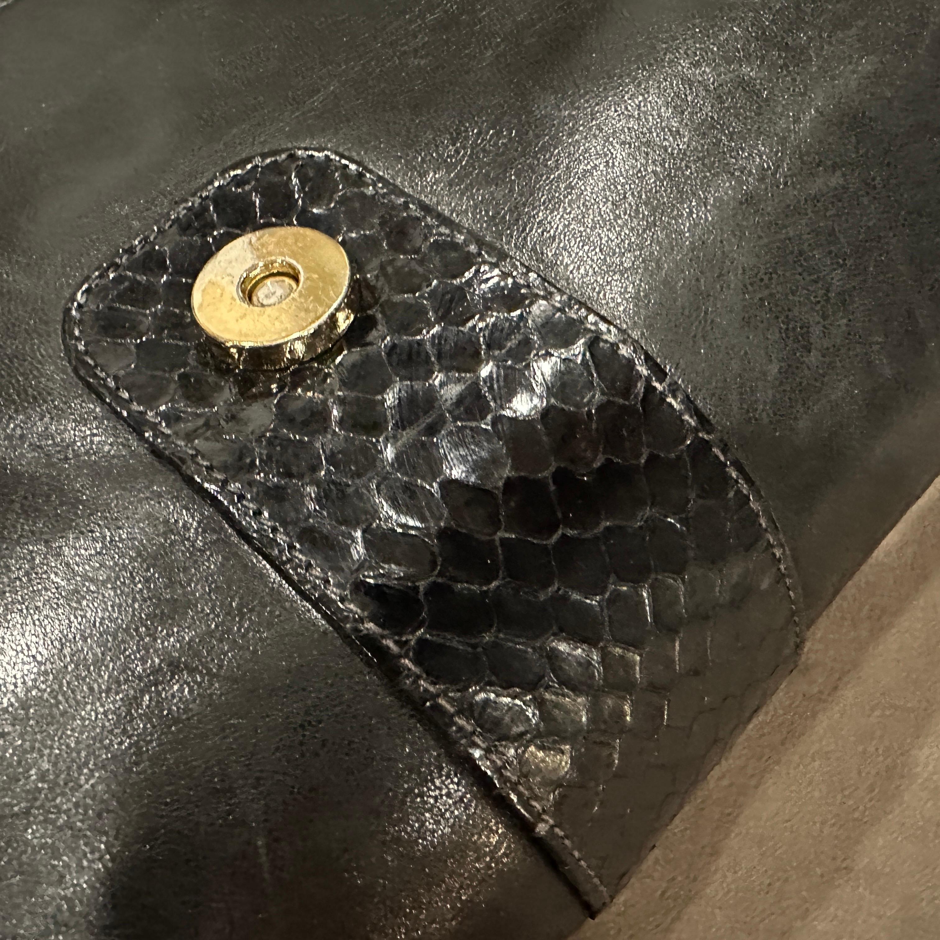 Un élégant sac à bandoulière en cuir noir de Gucci datant des années 1960 en vente 4