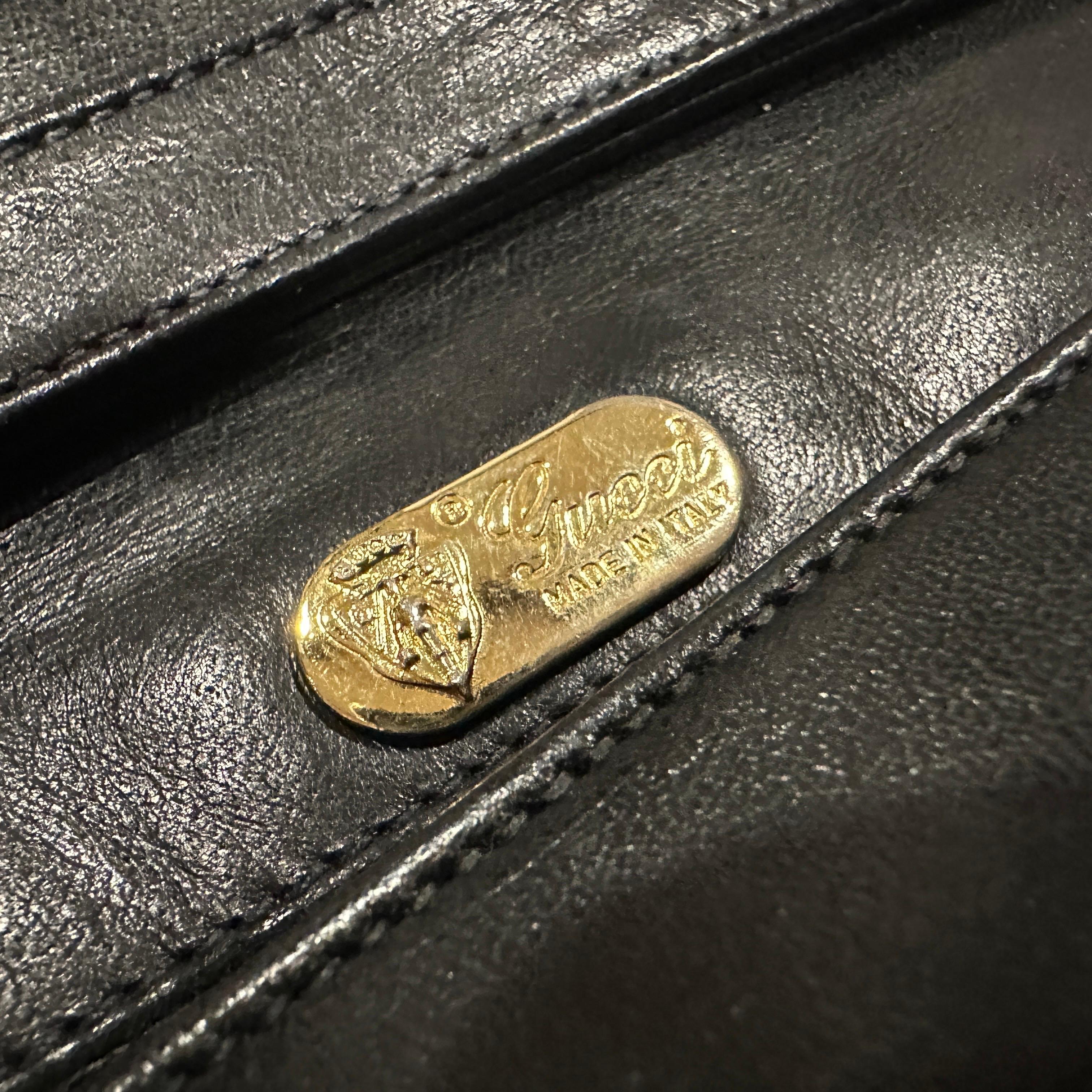 Un élégant sac à bandoulière en cuir noir de Gucci datant des années 1960 en vente 5