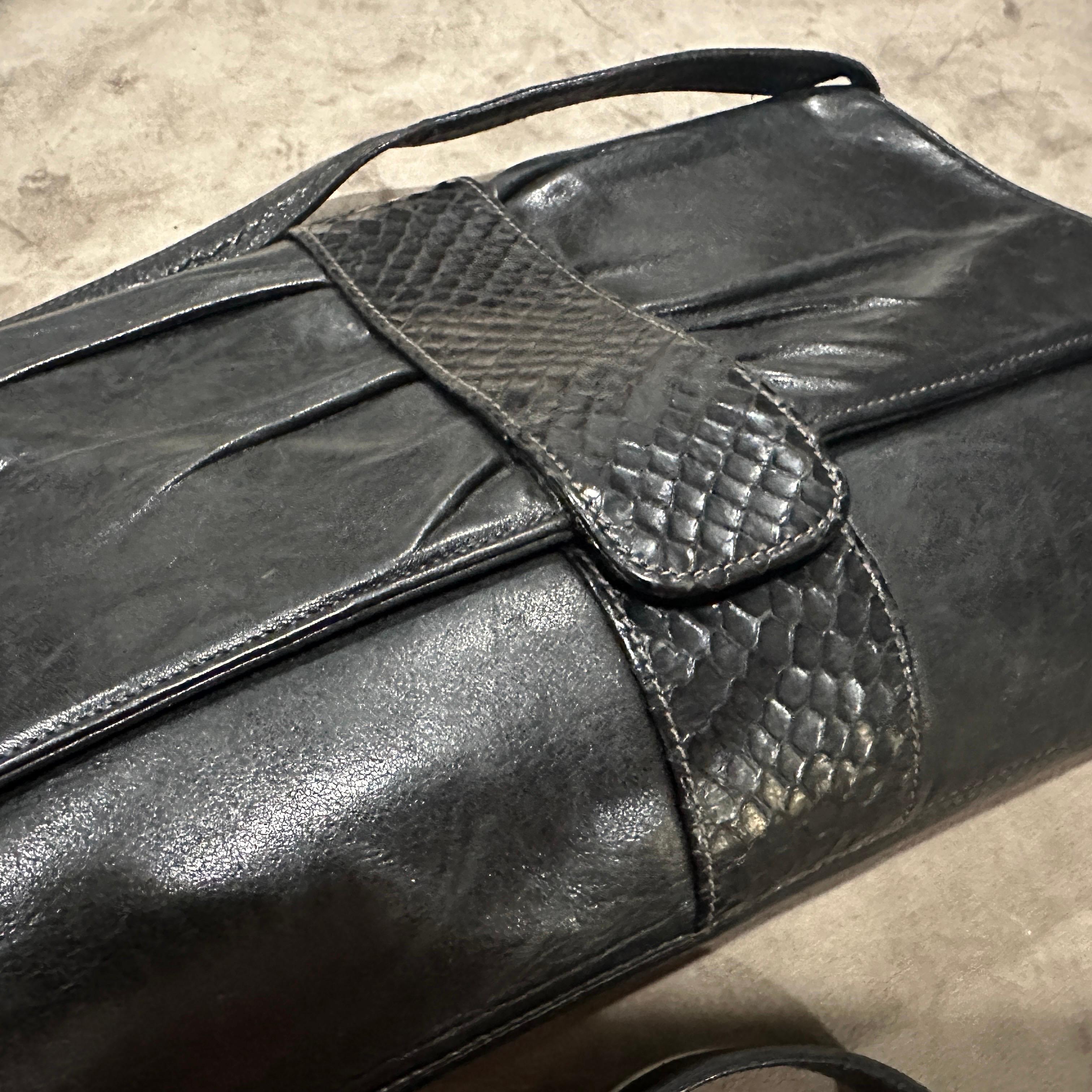 Un élégant sac à bandoulière en cuir noir de Gucci datant des années 1960 en vente 6