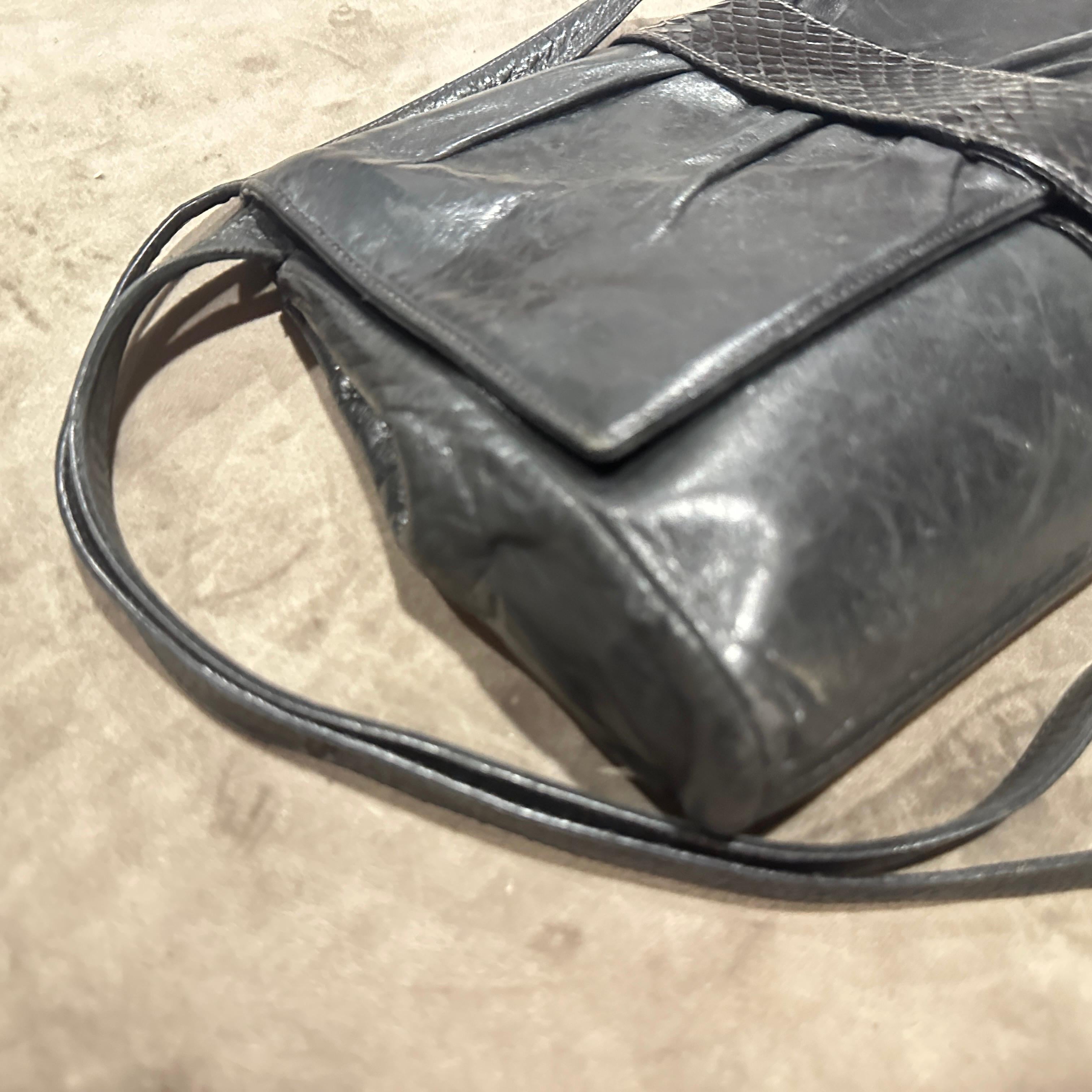 Un élégant sac à bandoulière en cuir noir de Gucci datant des années 1960 en vente 7
