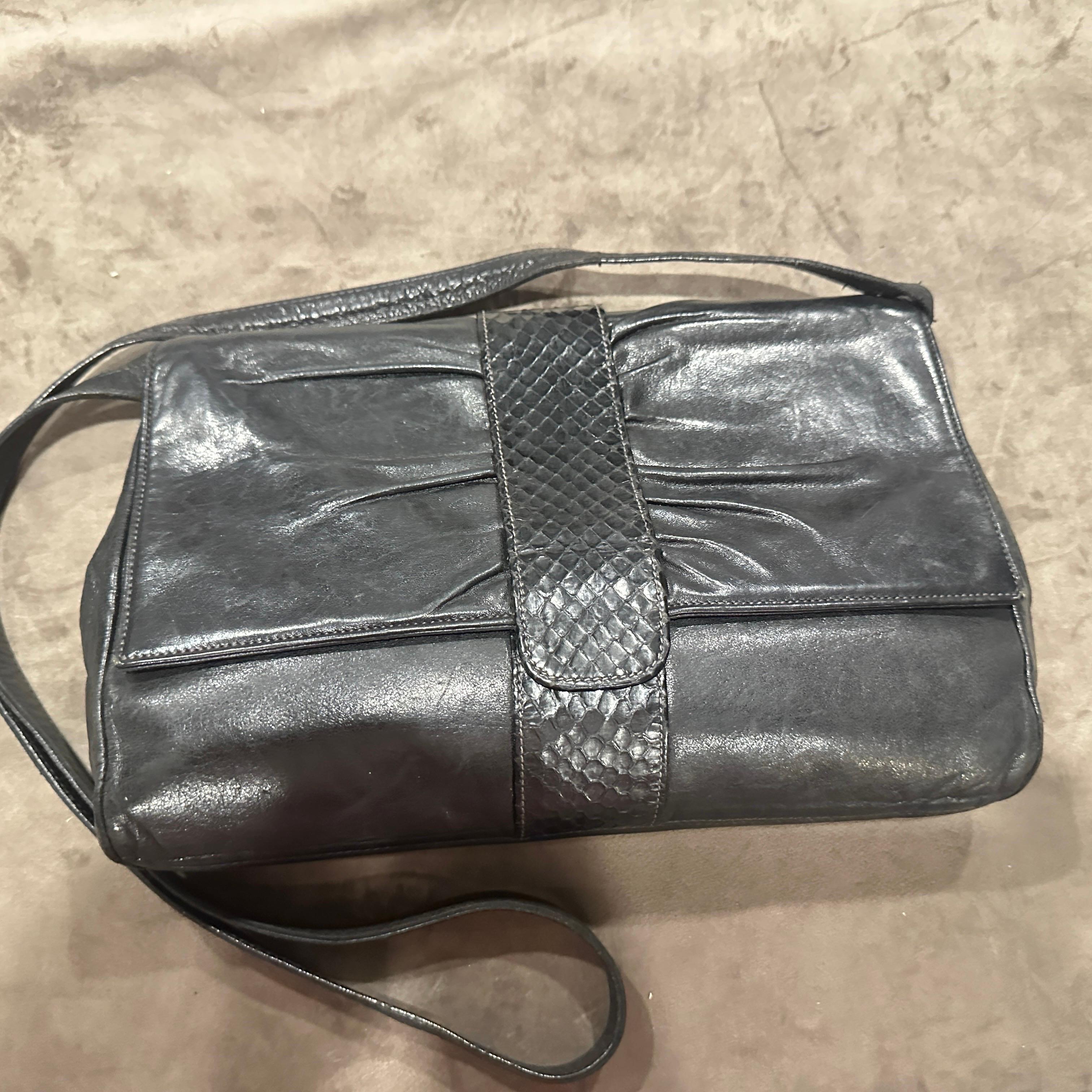 Un élégant sac à bandoulière en cuir noir de Gucci datant des années 1960 en vente 8
