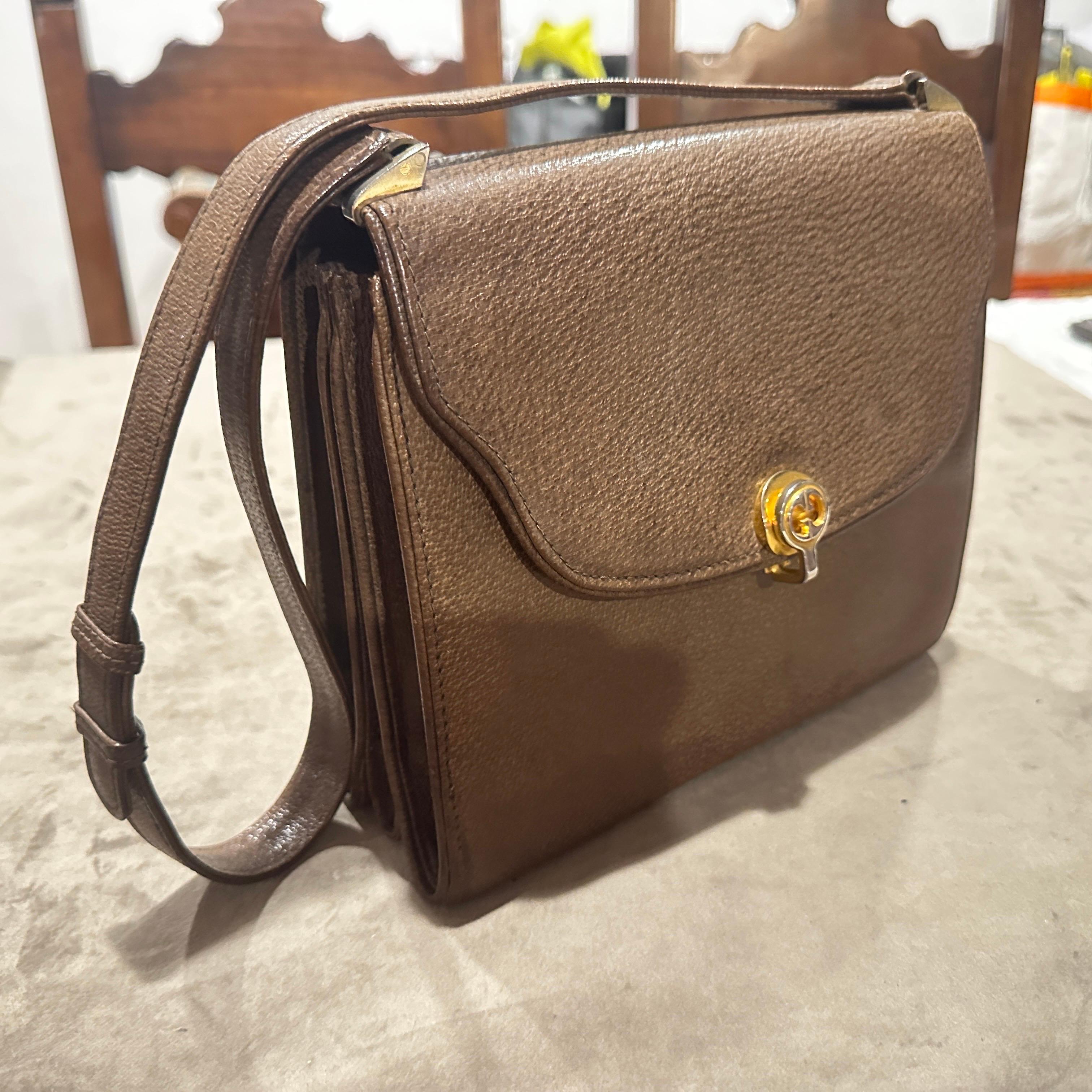 Nero Un'elegante borsa a tracolla di Gucci degli anni '70 in pelle marrone e hardware in ottone in vendita