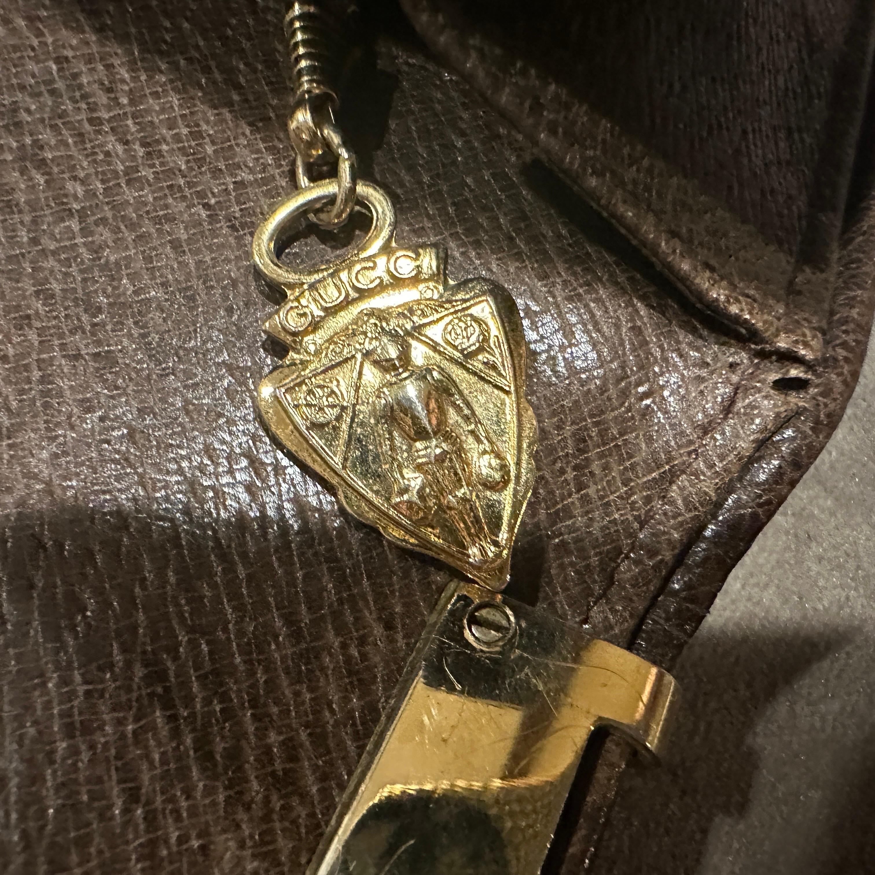 Un'elegante borsa a tracolla di Gucci degli anni '70 in pelle marrone e hardware in ottone In condizioni ottime in vendita a Aci Castello, IT