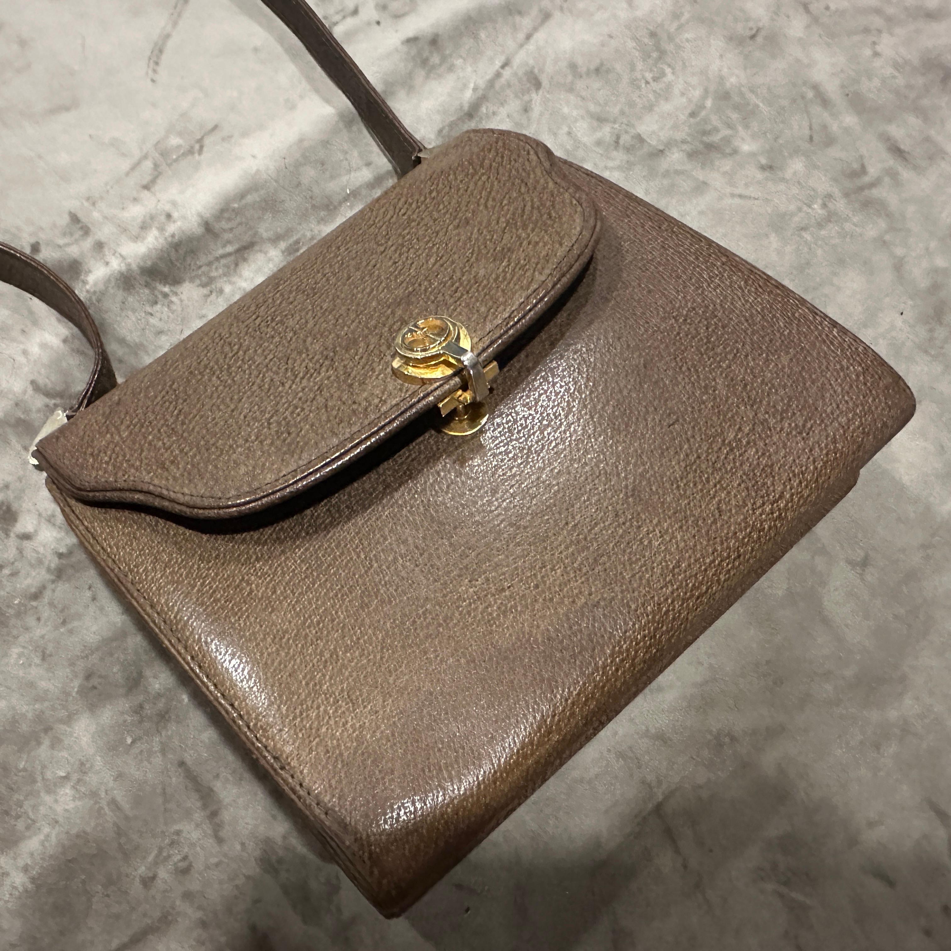 da uomo o donna Un'elegante borsa a tracolla di Gucci degli anni '70 in pelle marrone e hardware in ottone in vendita