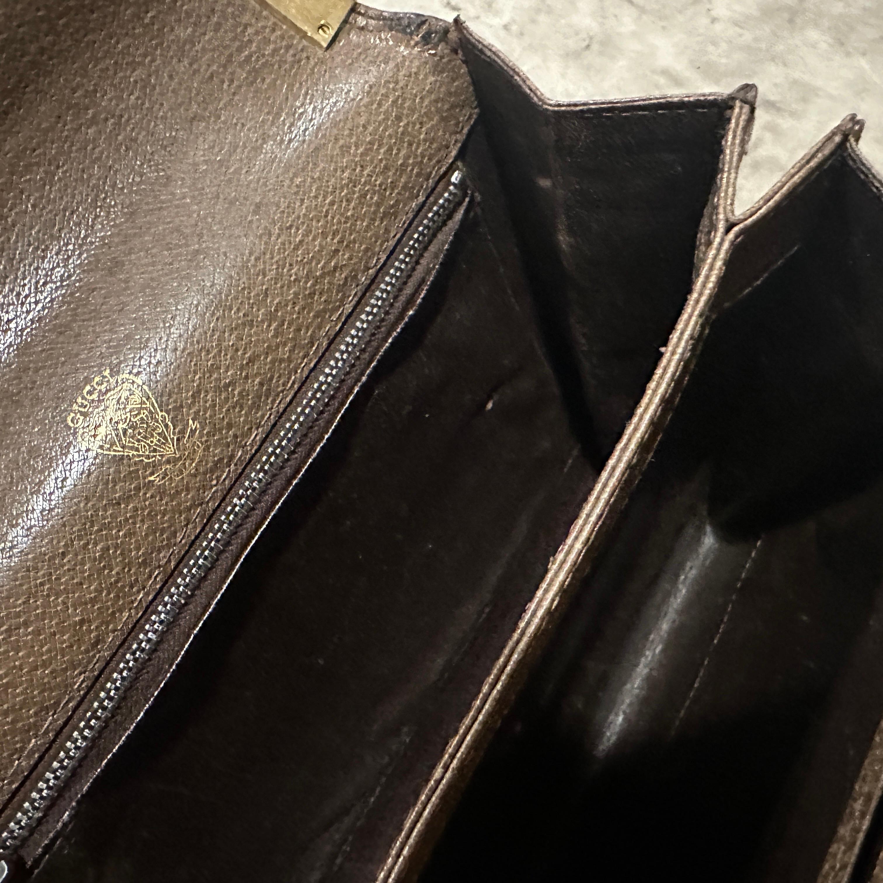 Un'elegante borsa a tracolla di Gucci degli anni '70 in pelle marrone e hardware in ottone in vendita 2