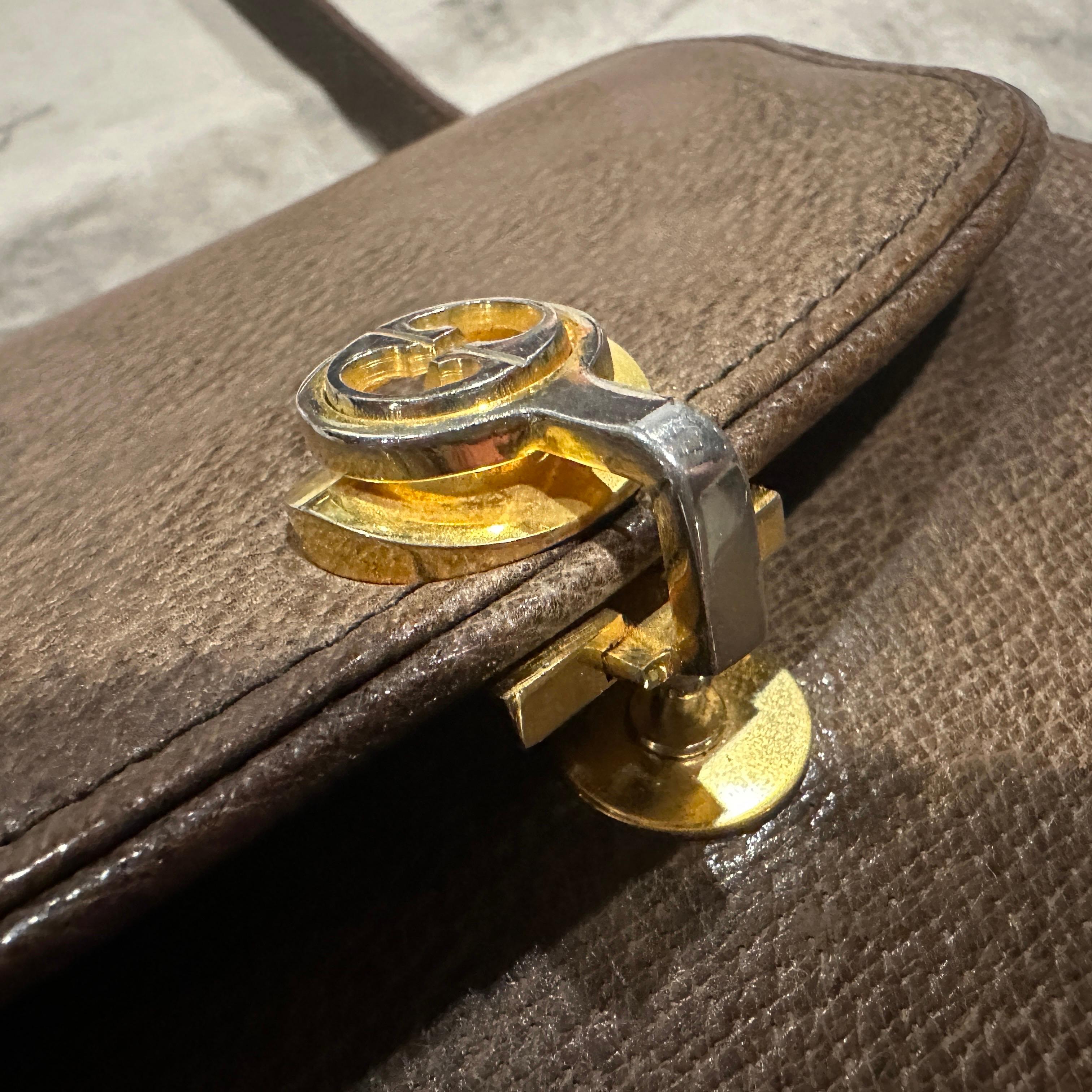 Un'elegante borsa a tracolla di Gucci degli anni '70 in pelle marrone e hardware in ottone in vendita 1