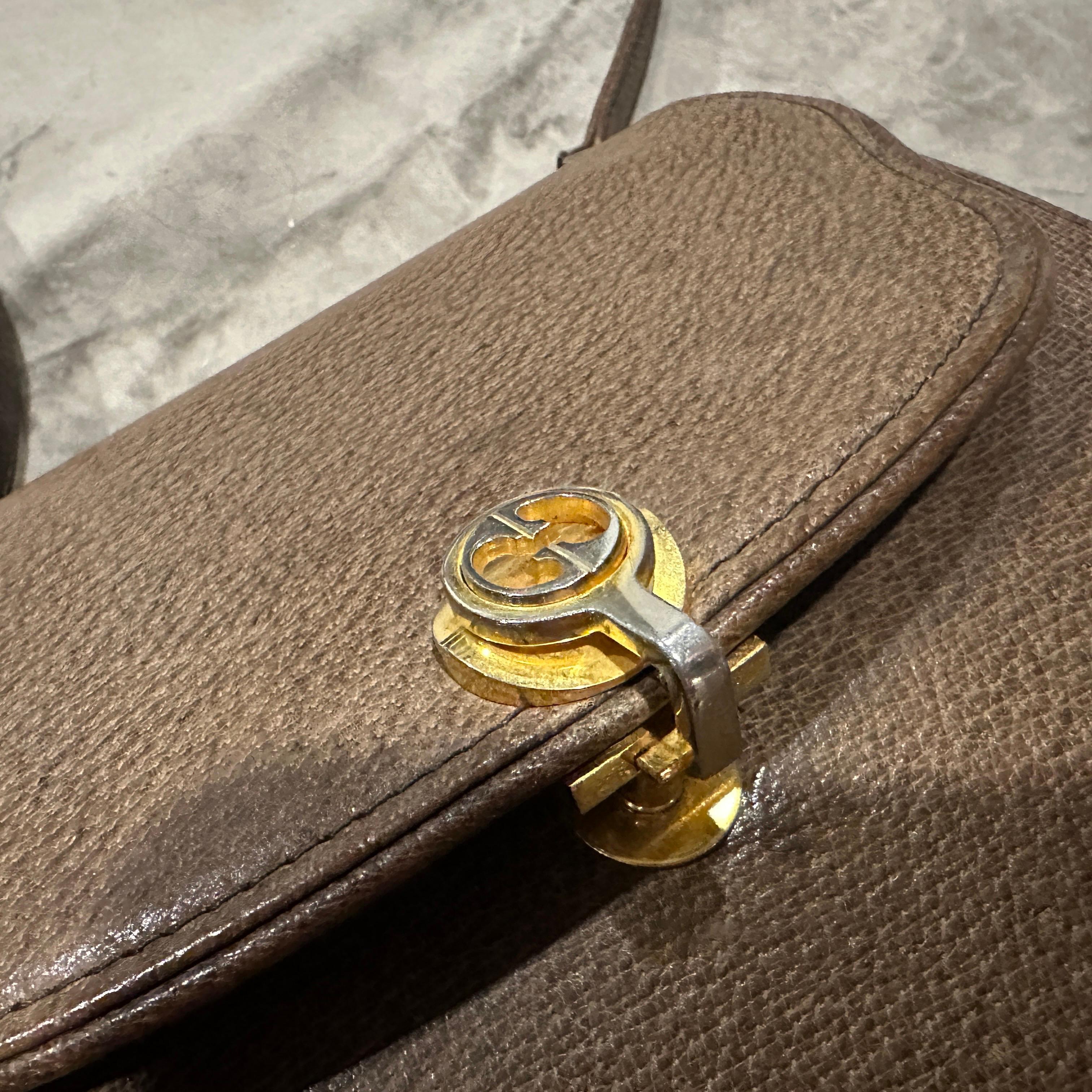 Un'elegante borsa a tracolla di Gucci degli anni '70 in pelle marrone e hardware in ottone in vendita 4