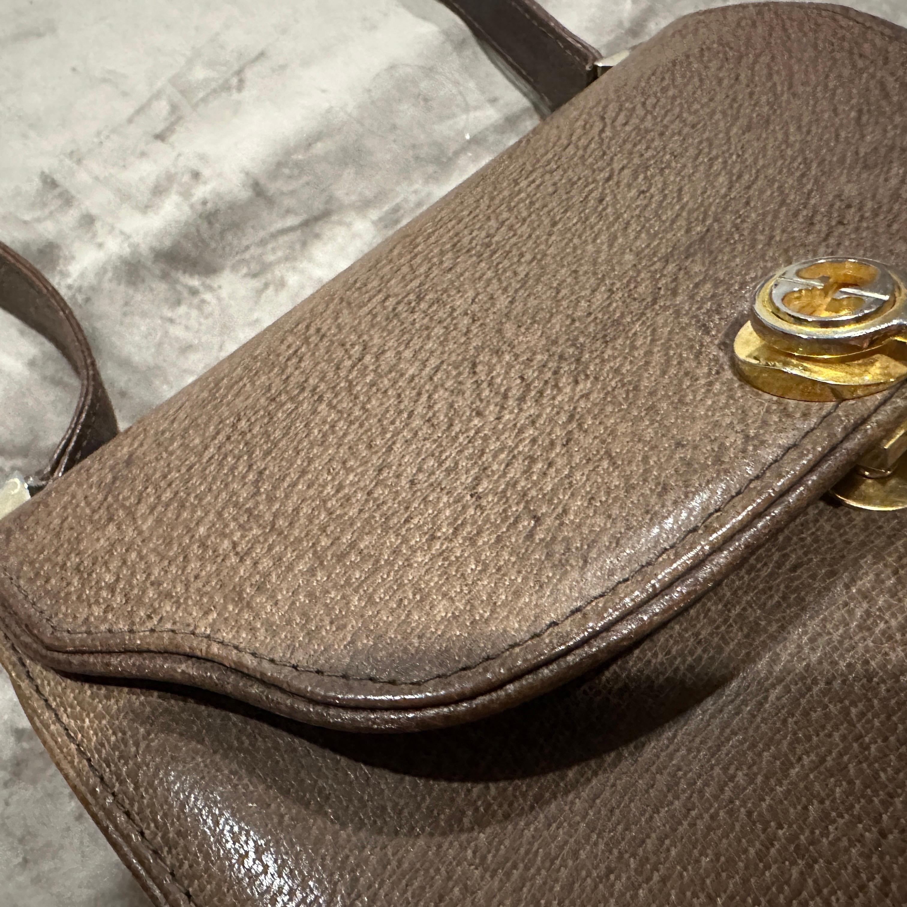 Un'elegante borsa a tracolla di Gucci degli anni '70 in pelle marrone e hardware in ottone in vendita 5