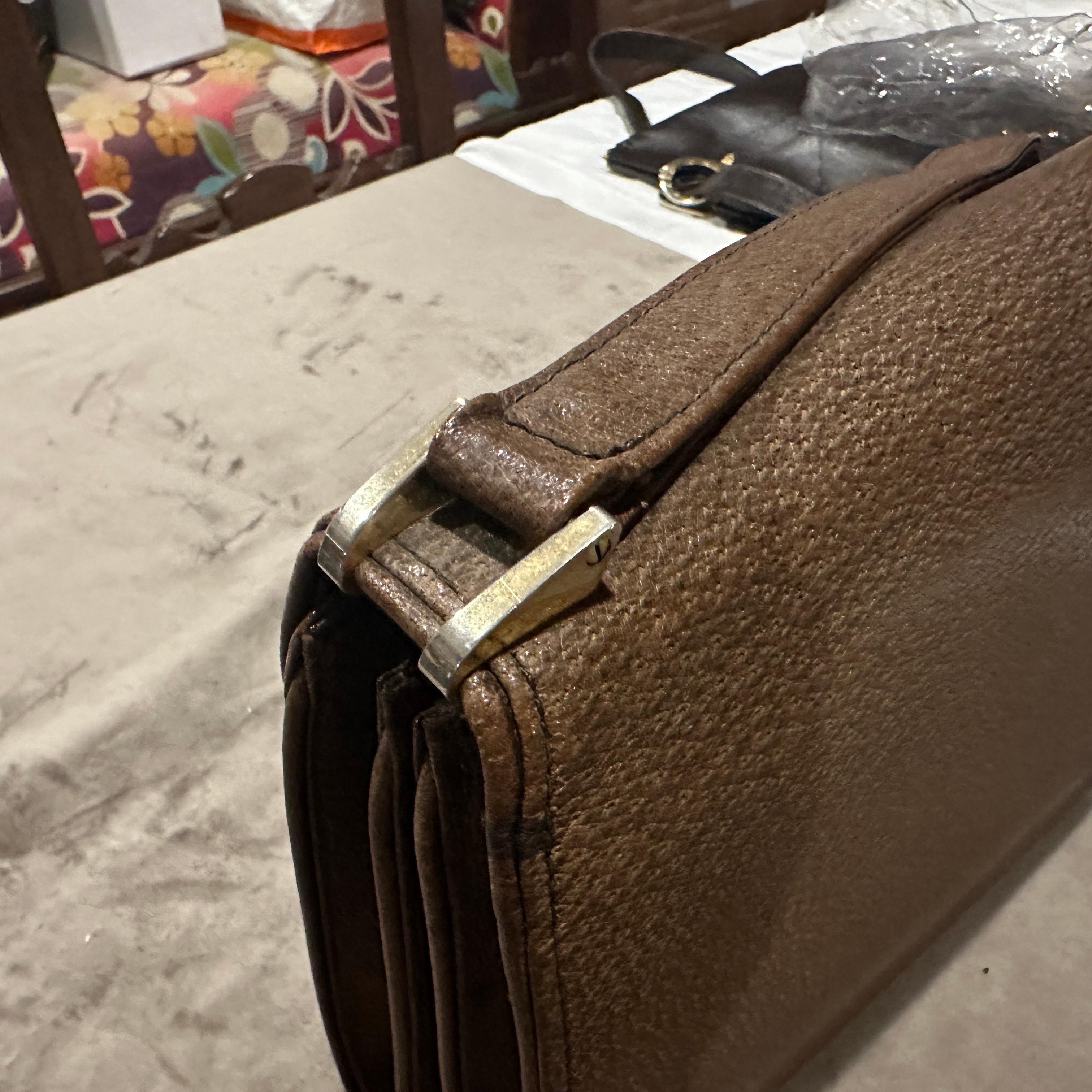 Un'elegante borsa a tracolla di Gucci degli anni '70 in pelle marrone e hardware in ottone in vendita 6