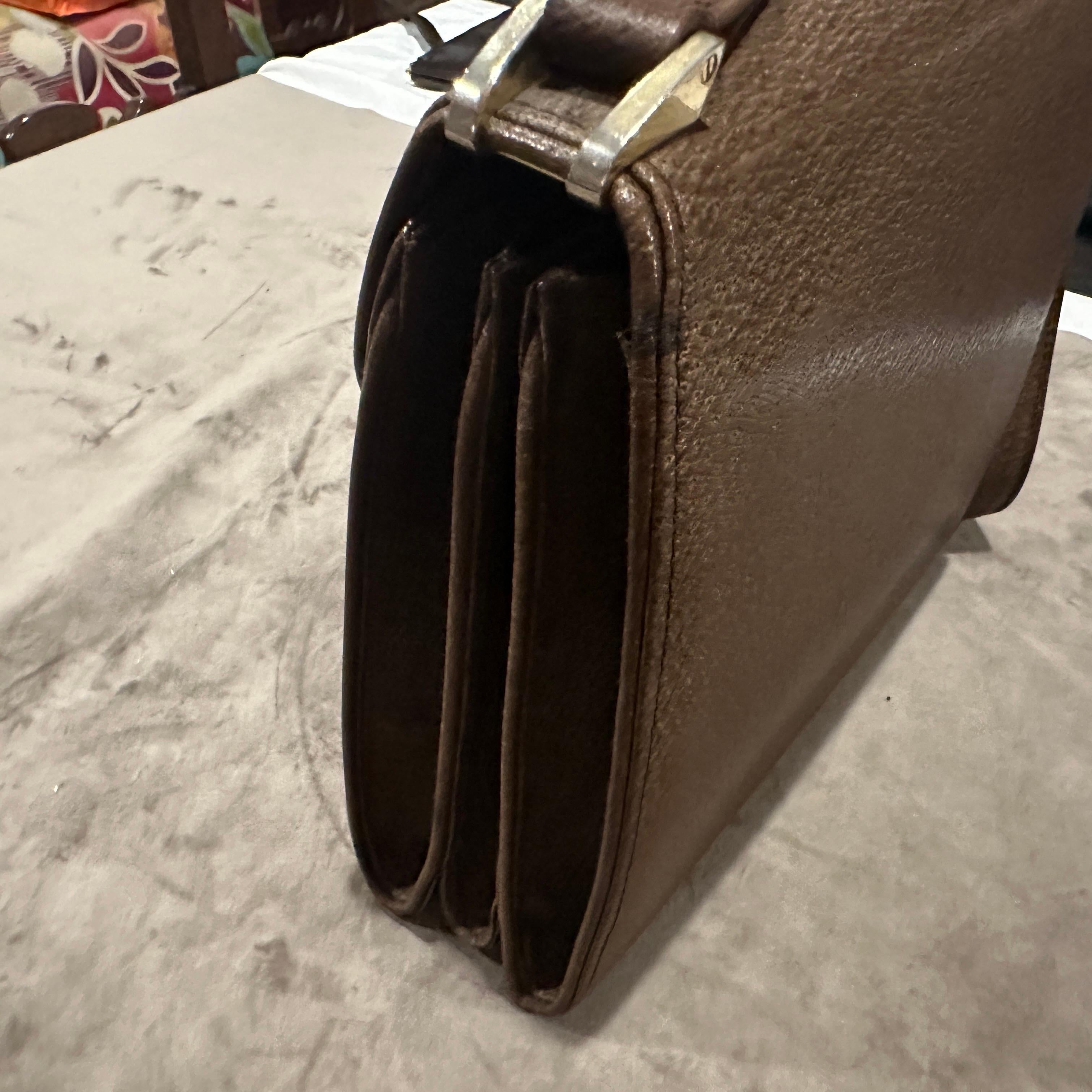 Un'elegante borsa a tracolla di Gucci degli anni '70 in pelle marrone e hardware in ottone in vendita 7