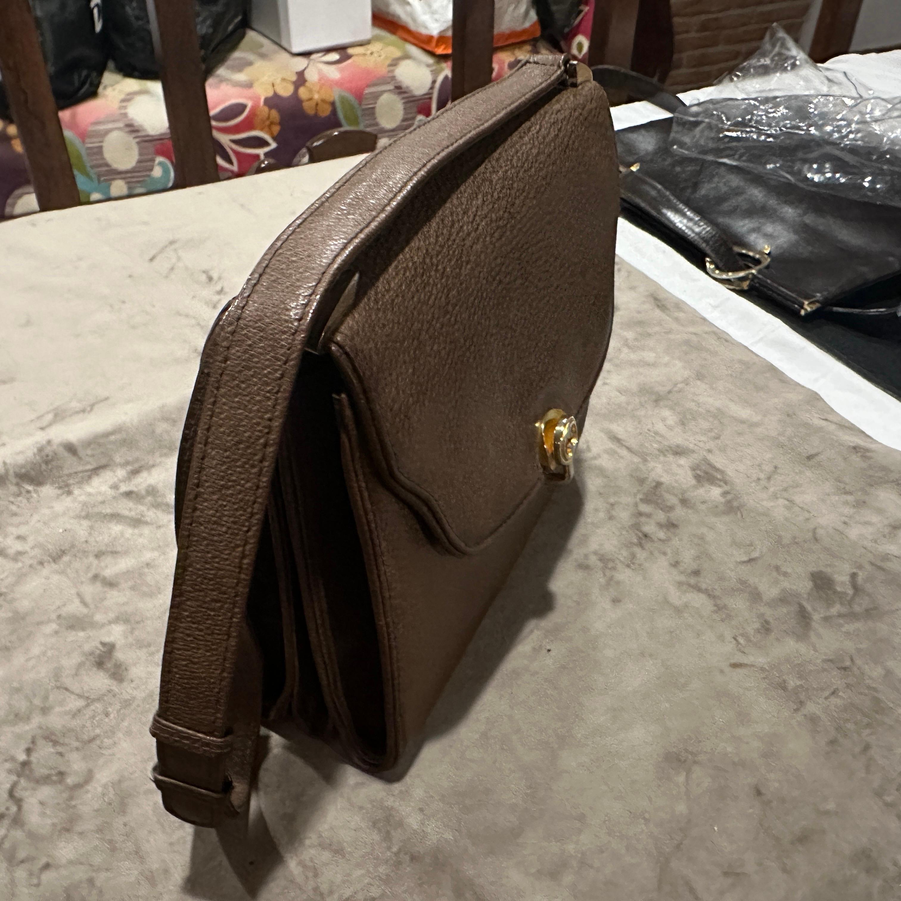 Un'elegante borsa a tracolla di Gucci degli anni '70 in pelle marrone e hardware in ottone in vendita 9