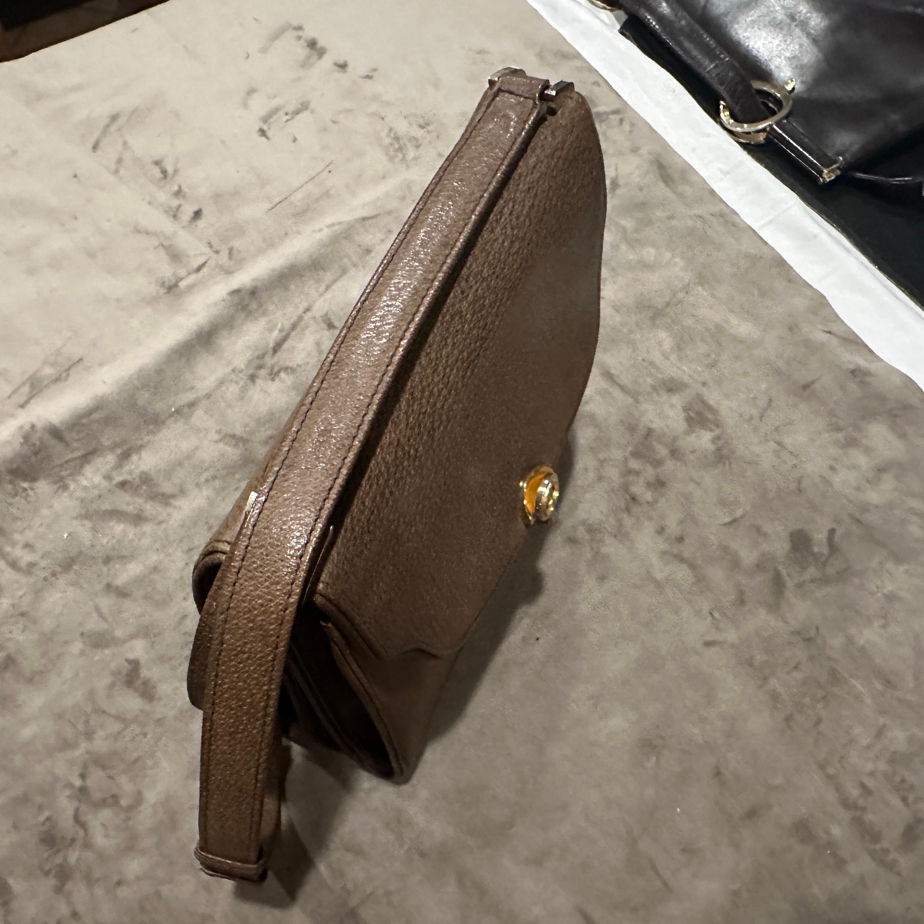 Un'elegante borsa a tracolla di Gucci degli anni '70 in pelle marrone e hardware in ottone in vendita 10