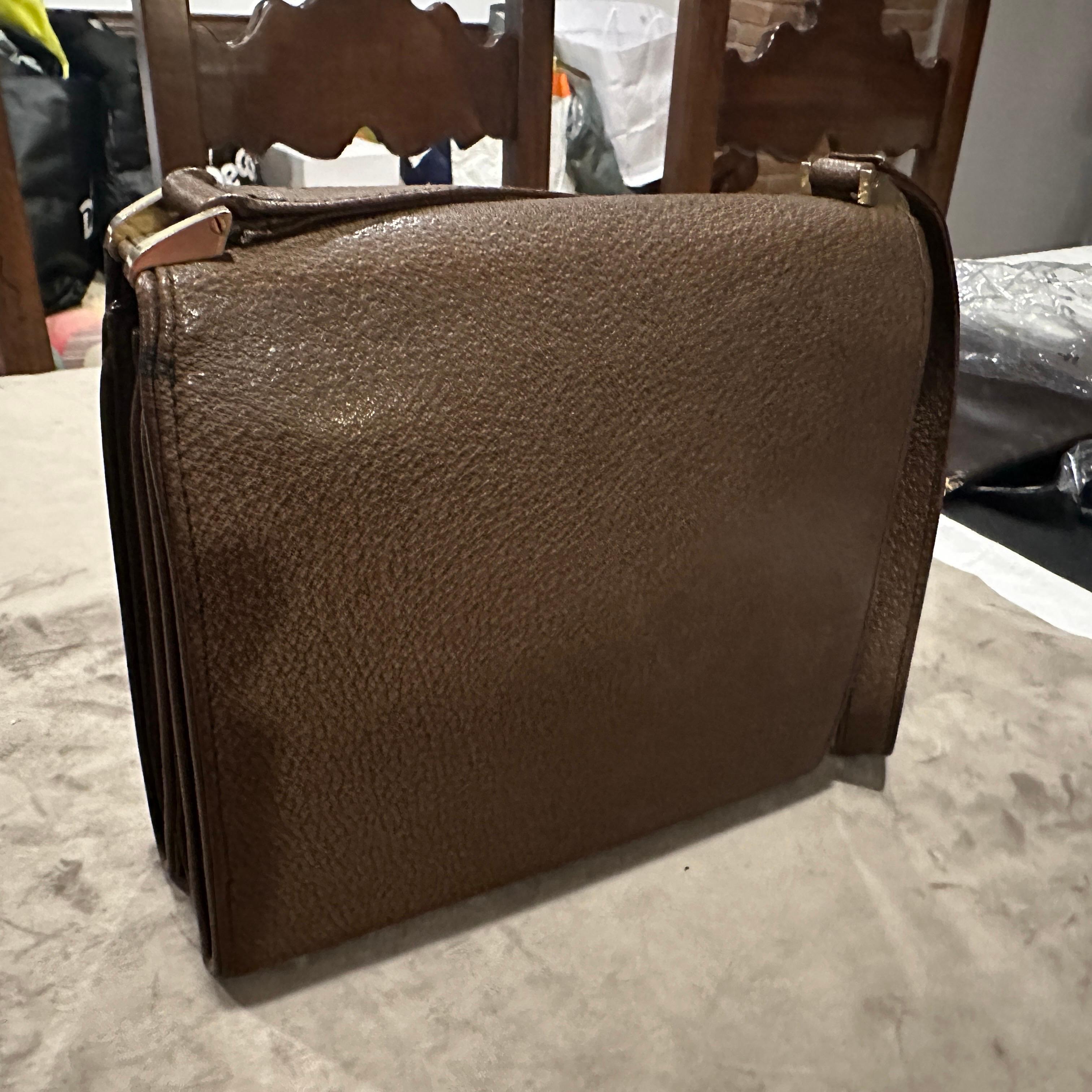 Un'elegante borsa a tracolla di Gucci degli anni '70 in pelle marrone e hardware in ottone in vendita 11