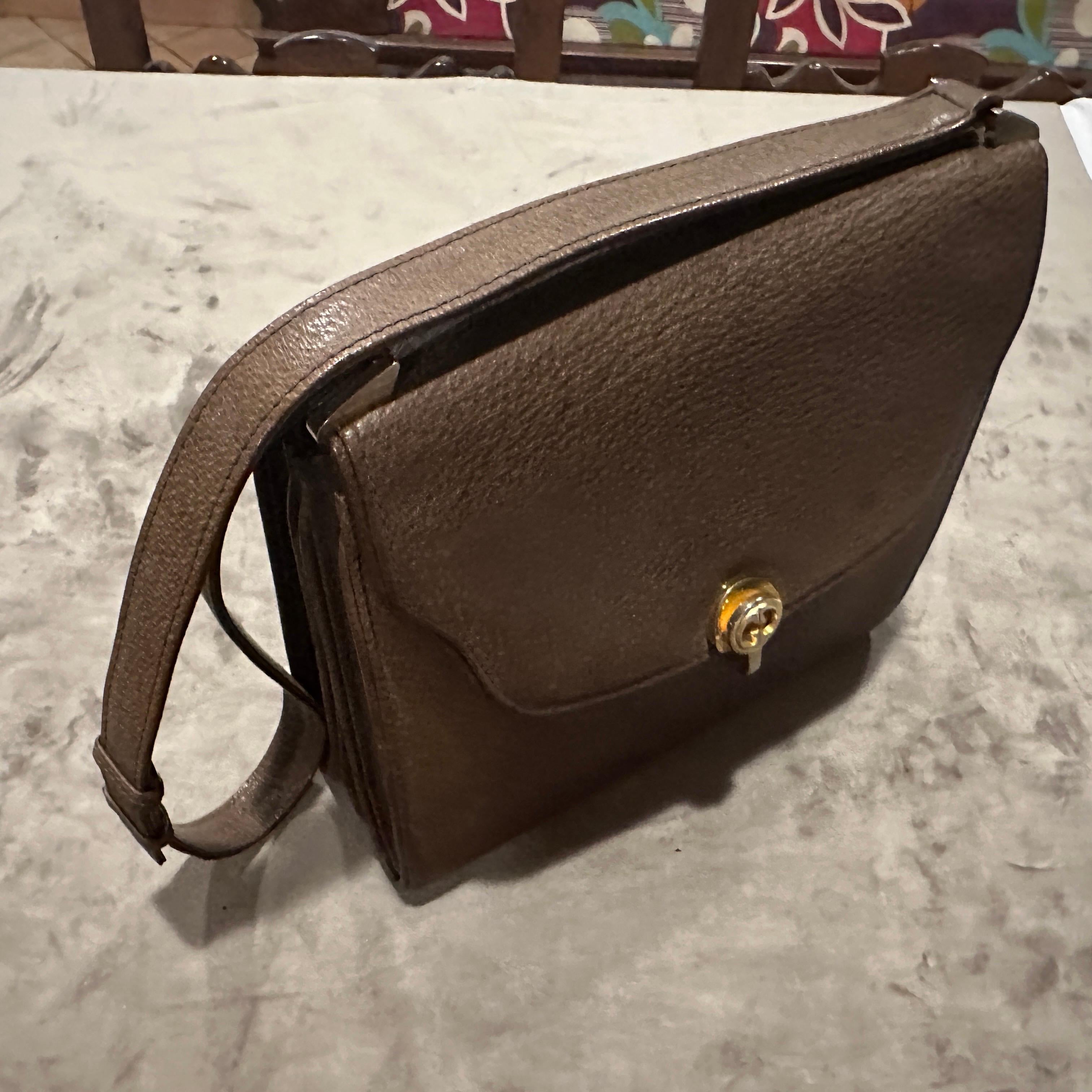 Un'elegante borsa a tracolla di Gucci degli anni '70 in pelle marrone e hardware in ottone in vendita 12