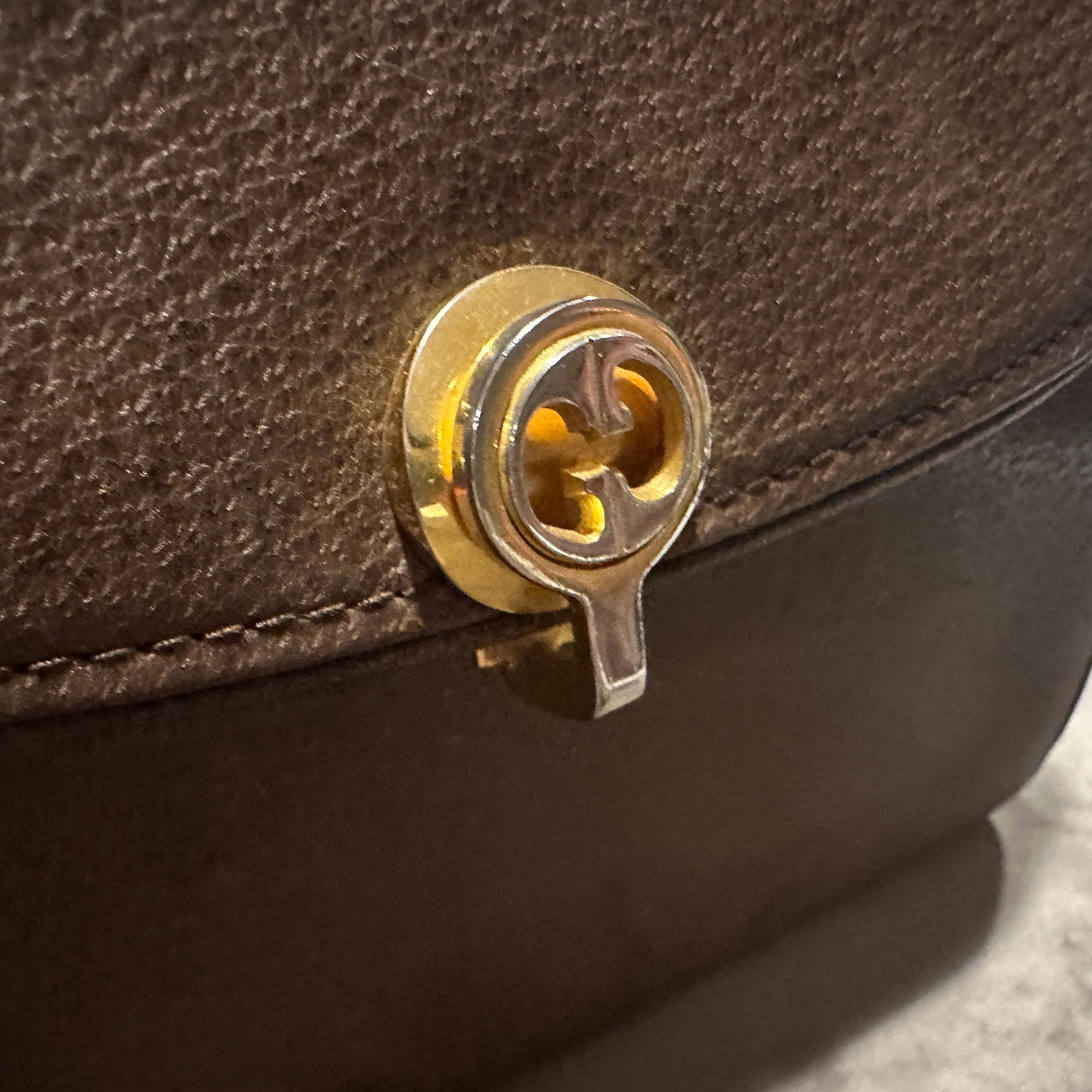 Un'elegante borsa a tracolla di Gucci degli anni '70 in pelle marrone e hardware in ottone in vendita 13