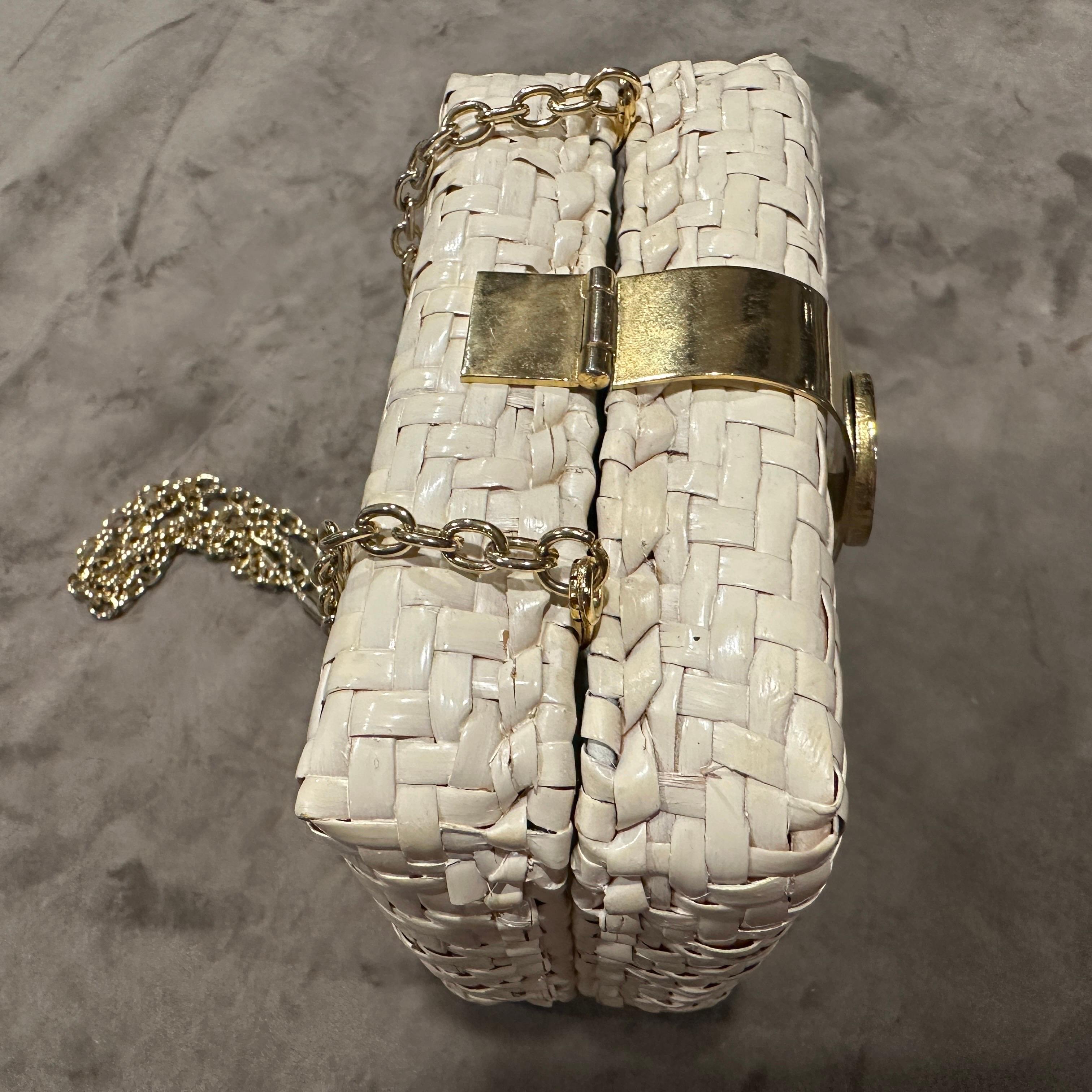 Marrone Un'elegante borsa da sera italiana quadrata in vimini e ottone degli anni '60 in vendita