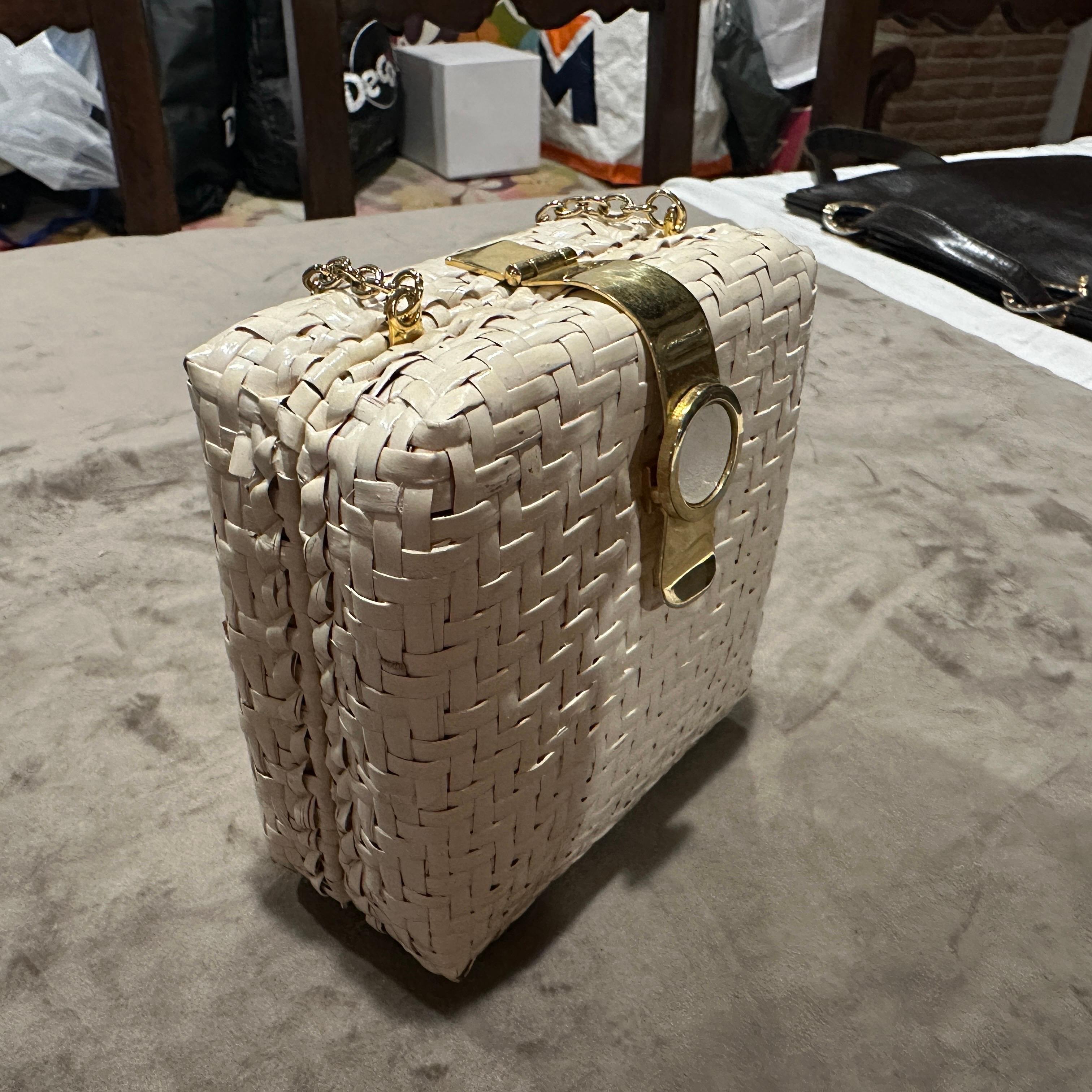 Donna Un'elegante borsa da sera italiana quadrata in vimini e ottone degli anni '60 in vendita