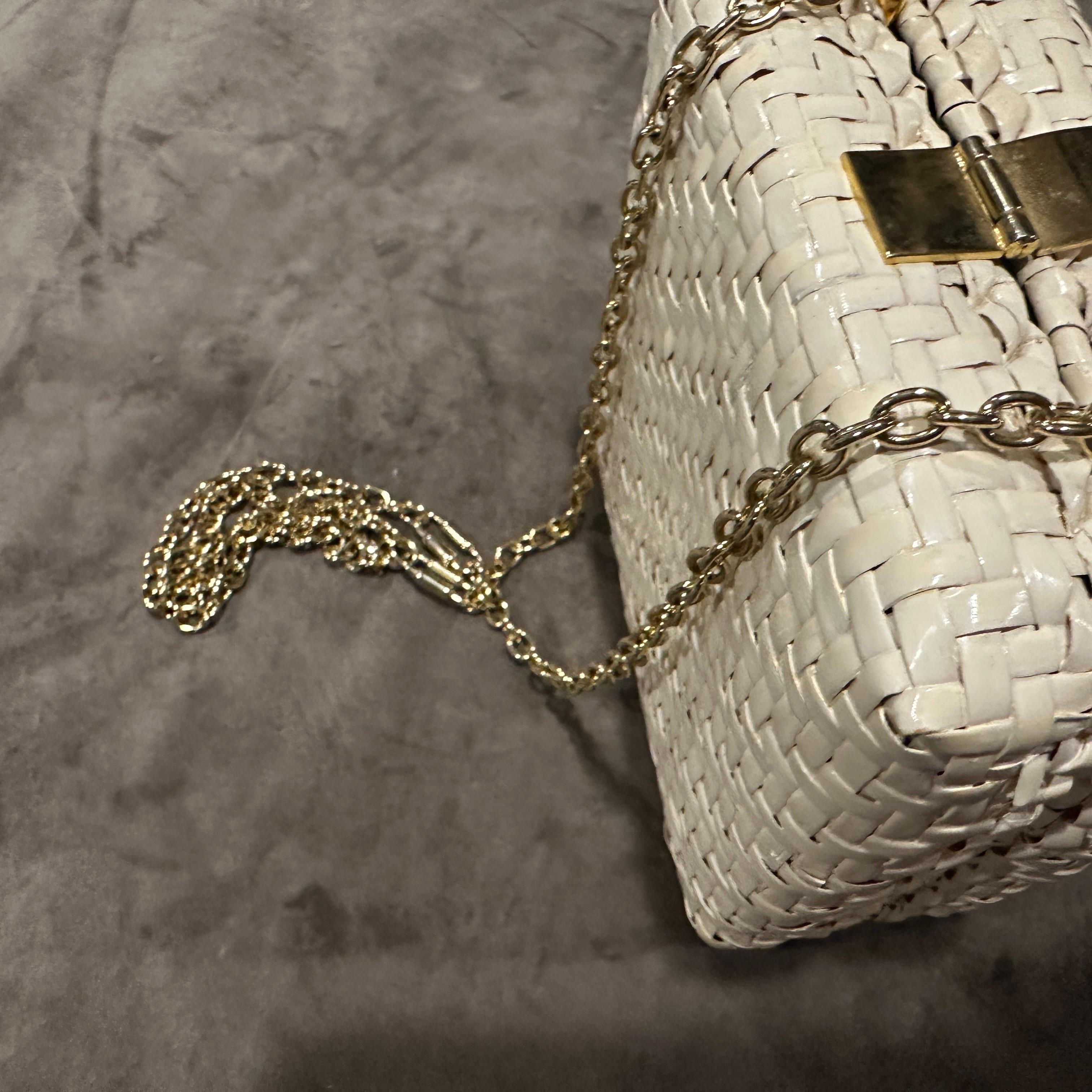Un'elegante borsa da sera italiana quadrata in vimini e ottone degli anni '60 In condizioni ottime in vendita a Aci Castello, IT