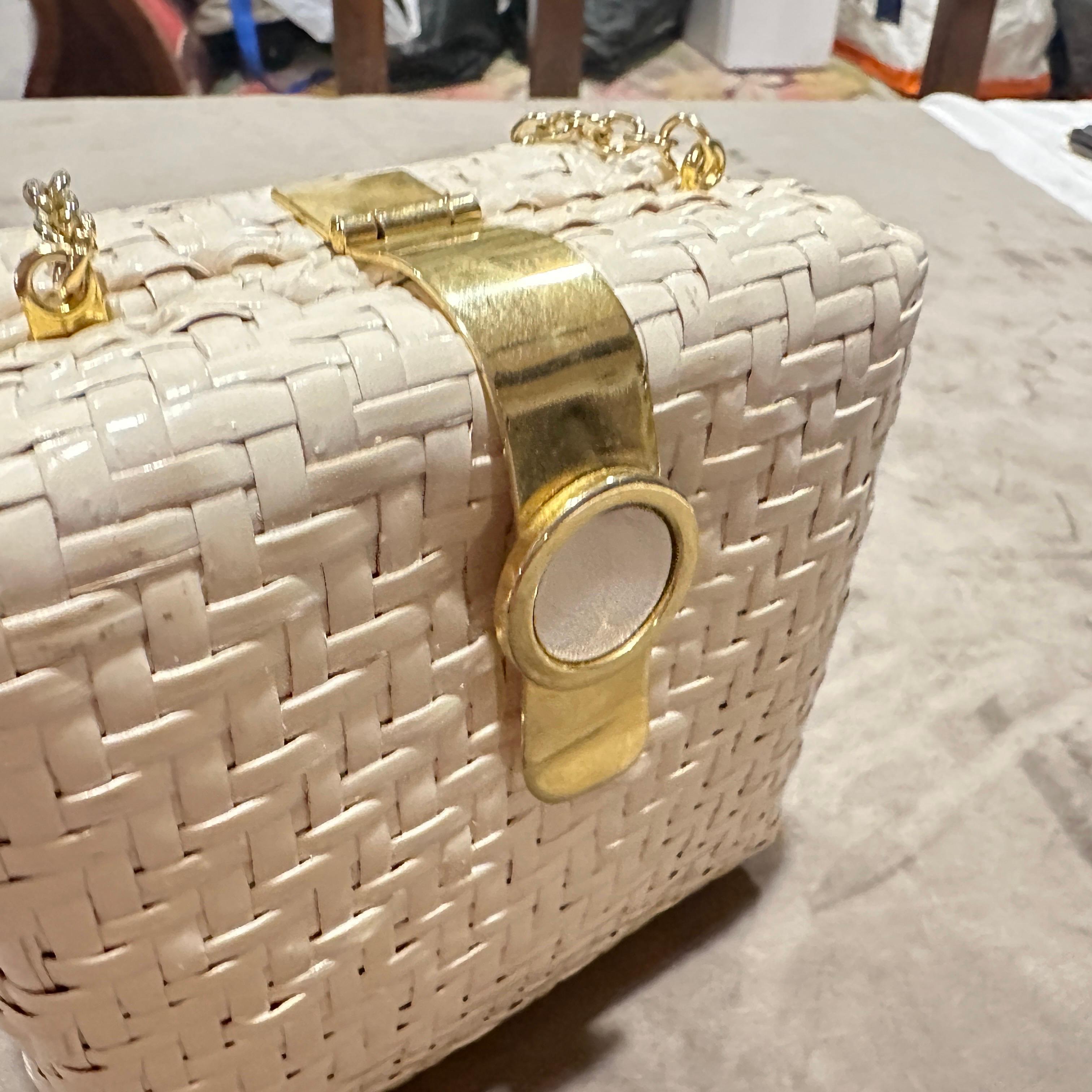 Un'elegante borsa da sera italiana quadrata in vimini e ottone degli anni '60 in vendita 2