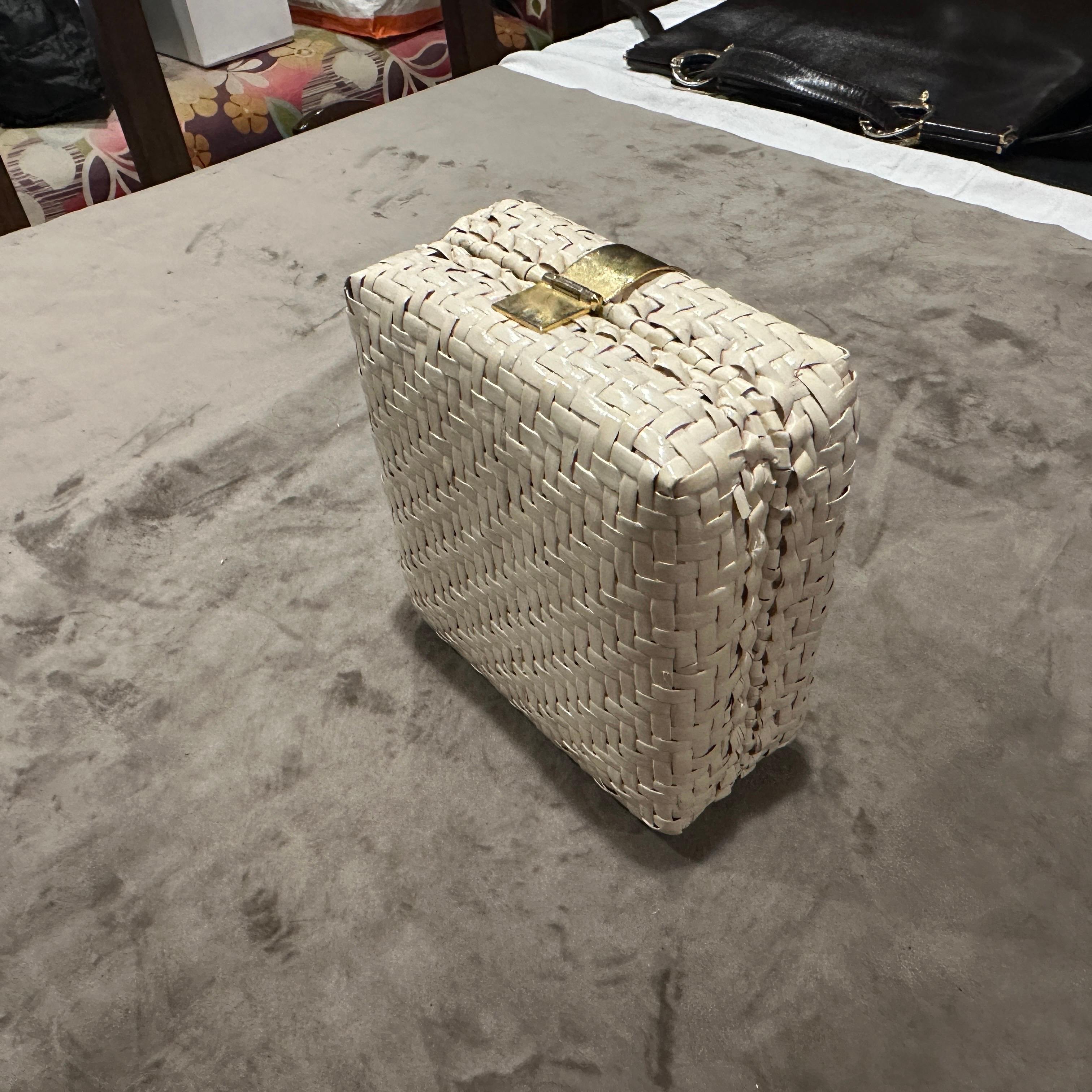Un'elegante borsa da sera italiana quadrata in vimini e ottone degli anni '60 in vendita 5