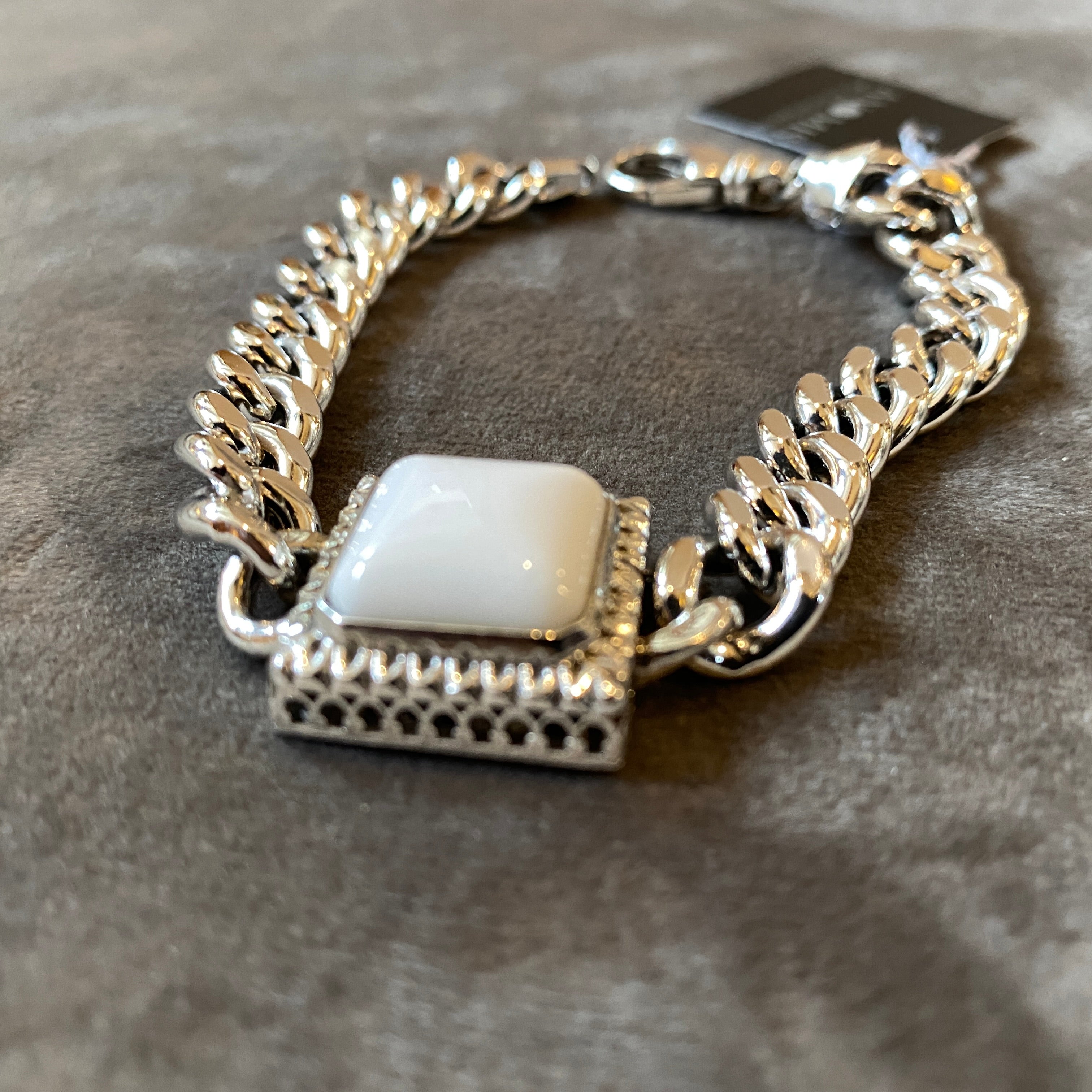 Ein nie getragenes Chanel-Kettenarmband aus Sterlingsilber, entworfen und hergestellt in Italien von Anomis (Original-Label). Es wurde in den neunziger Jahren in Italien handgefertigt. In der Mitte befindet sich ein quadratischer Cabochon aus weißem