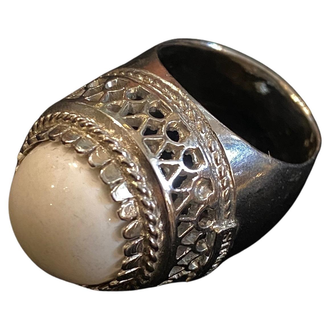 années 1990 A Silver Silver et  Bague cocktail italienne en agate cabochon blanche par Anomis en vente