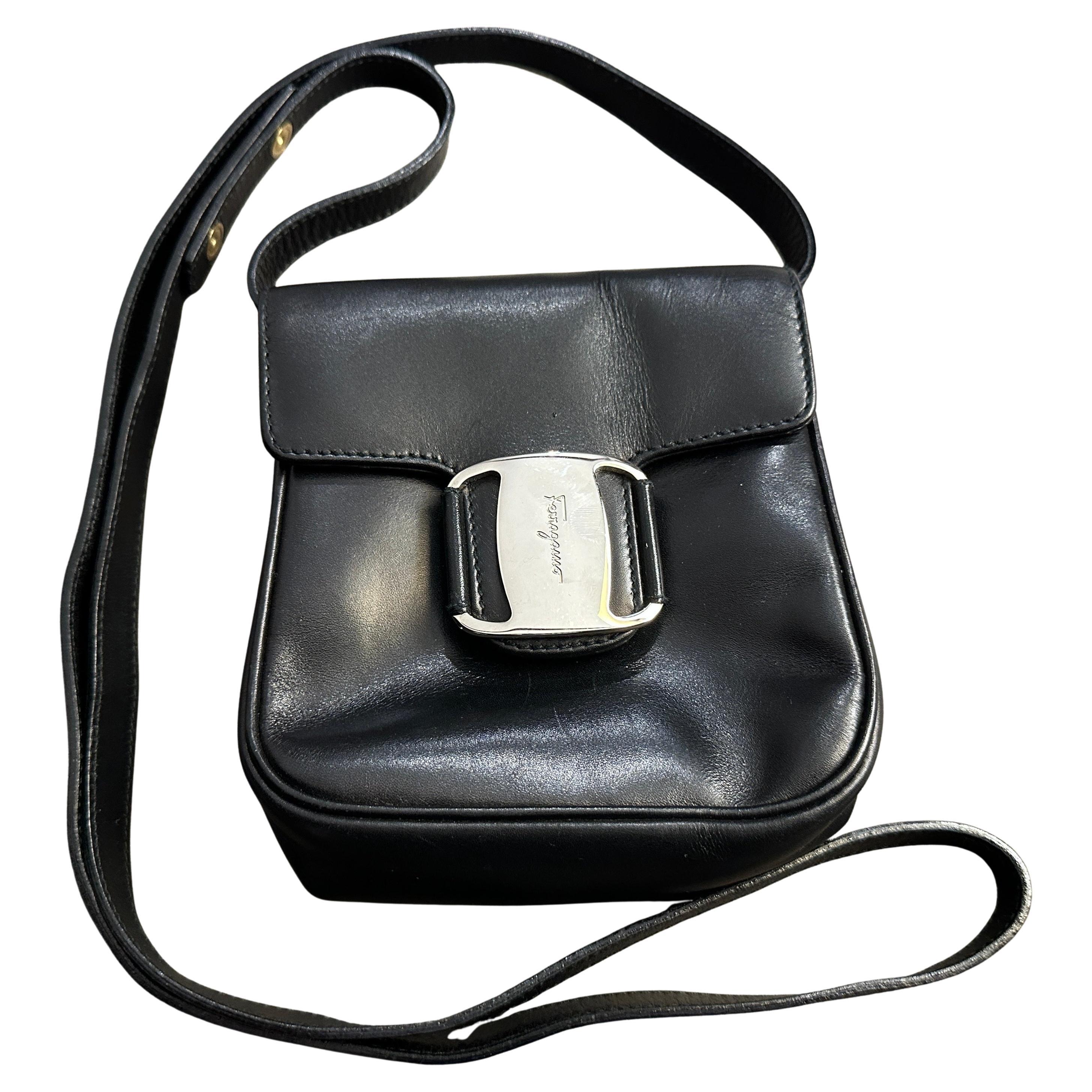21e siècle Vintage Sac à bandoulière en cuir noir de Salvatore Ferragamo