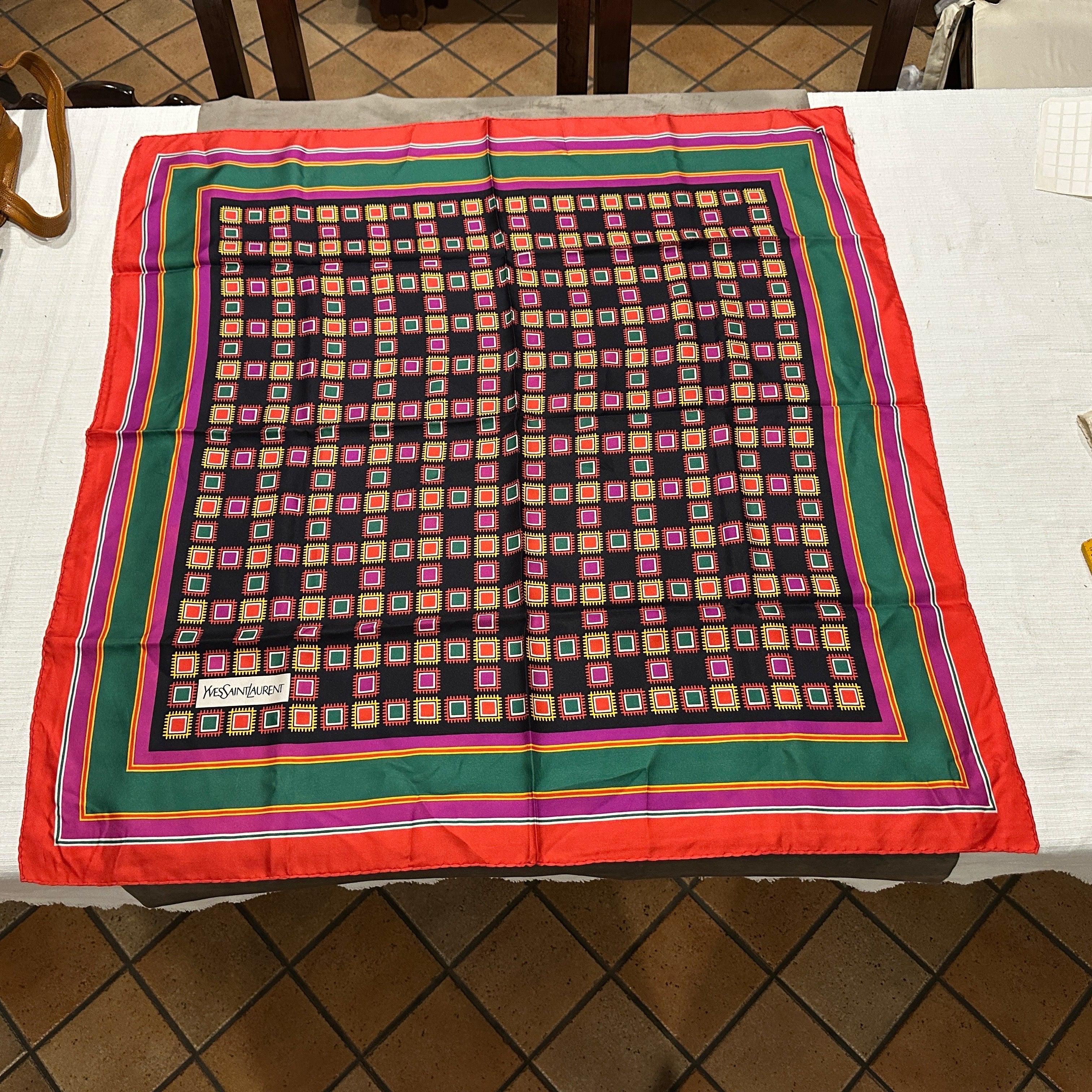 Rosa Un'elegante sciarpa in seta con stampa geometrica degli anni '90 di Yves Saint Laurent in vendita