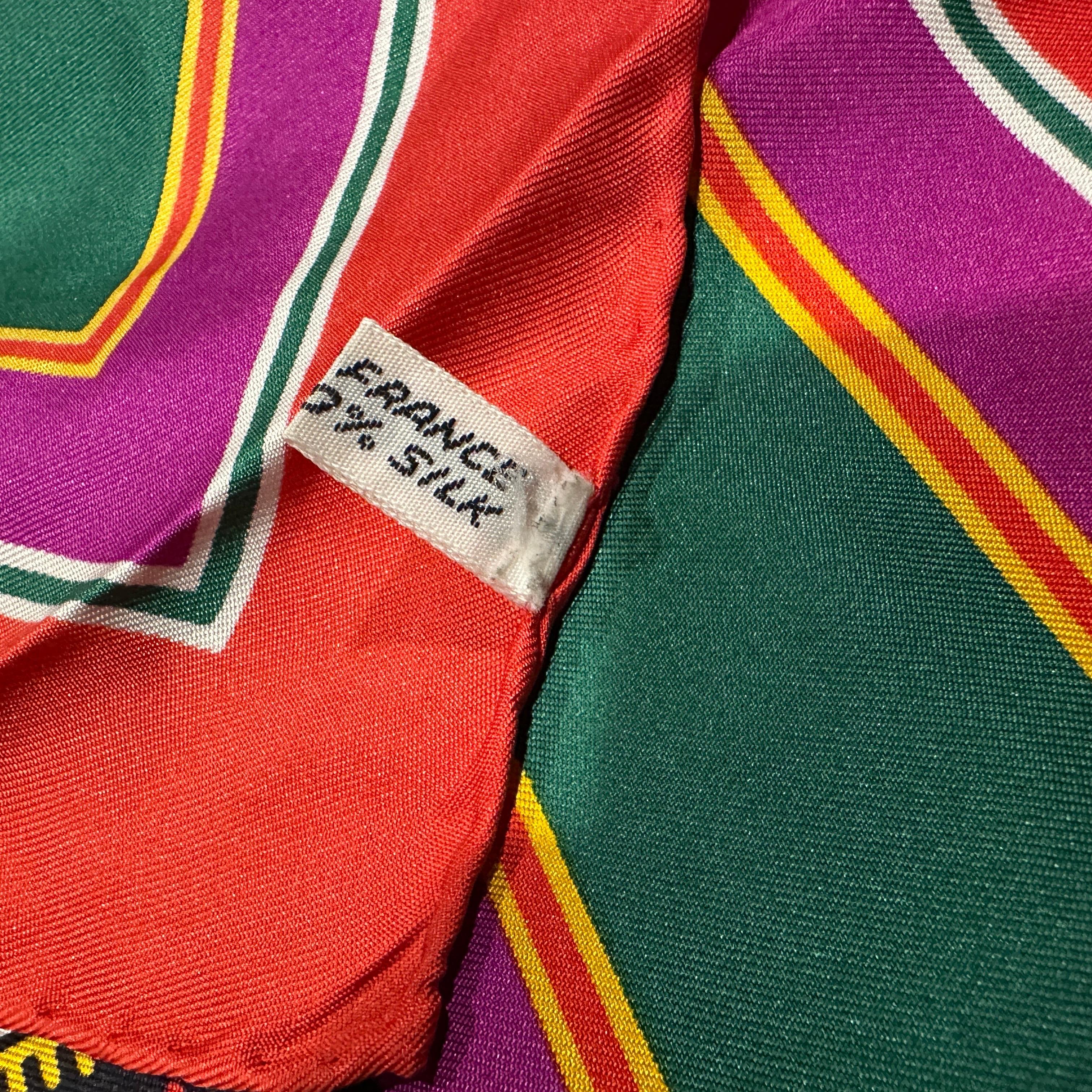 Un'elegante sciarpa in seta con stampa geometrica degli anni '90 di Yves Saint Laurent in vendita 5