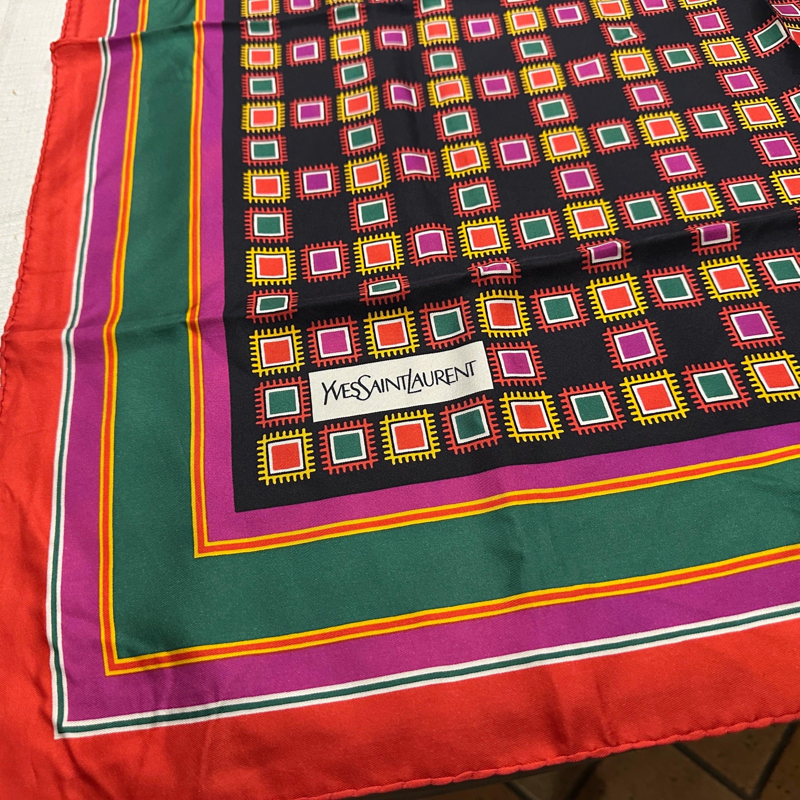 Un'elegante sciarpa di seta degli anni '90 di Yves Saint Laurent 
Uno squisito foulard vintage in seta del leggendario Yves Saint Laurent, risalente agli anni Novanta. Questo bellissimo accessorio mette in mostra l'iconica miscela di raffinatezza e