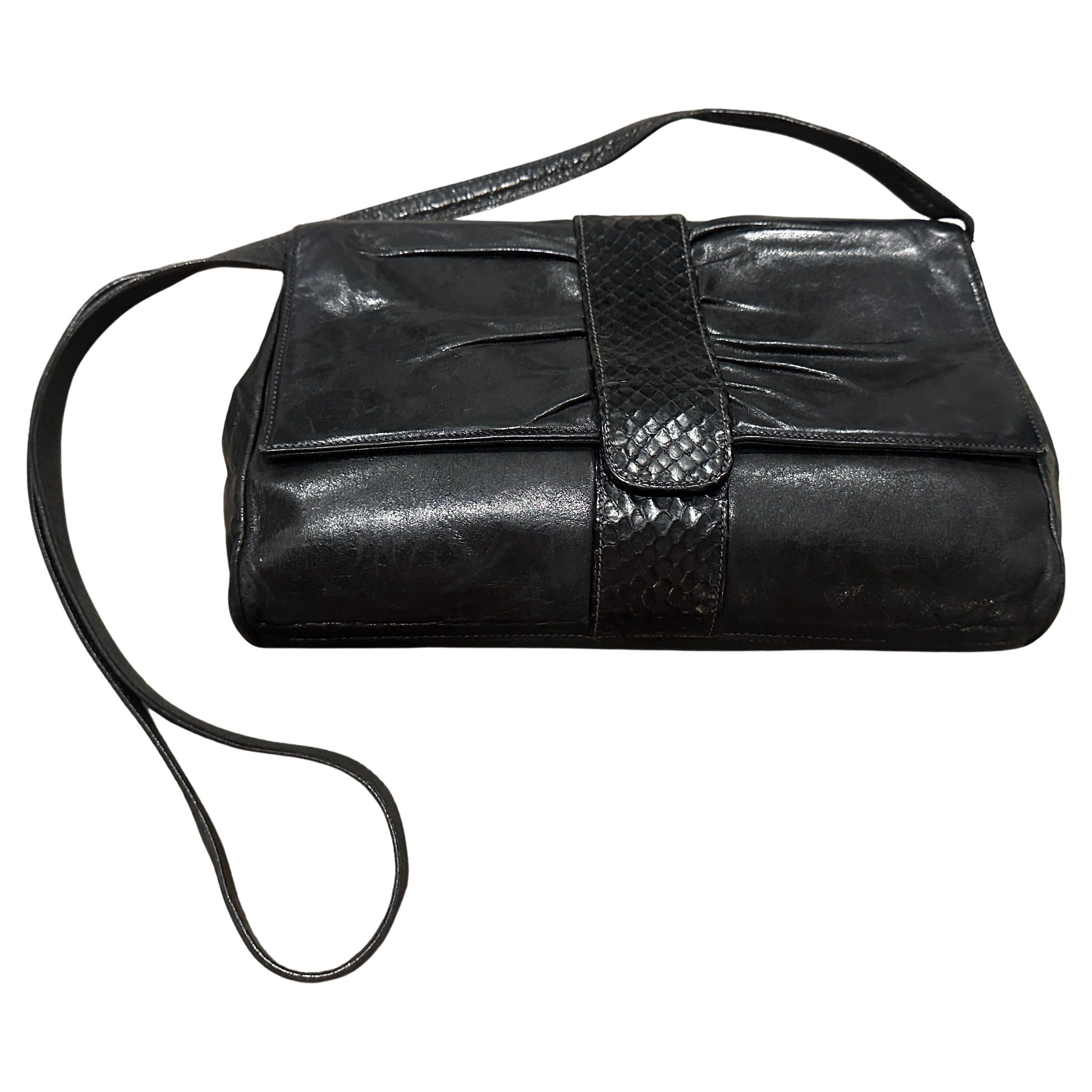 Un élégant sac à bandoulière en cuir noir de Gucci datant des années 1960