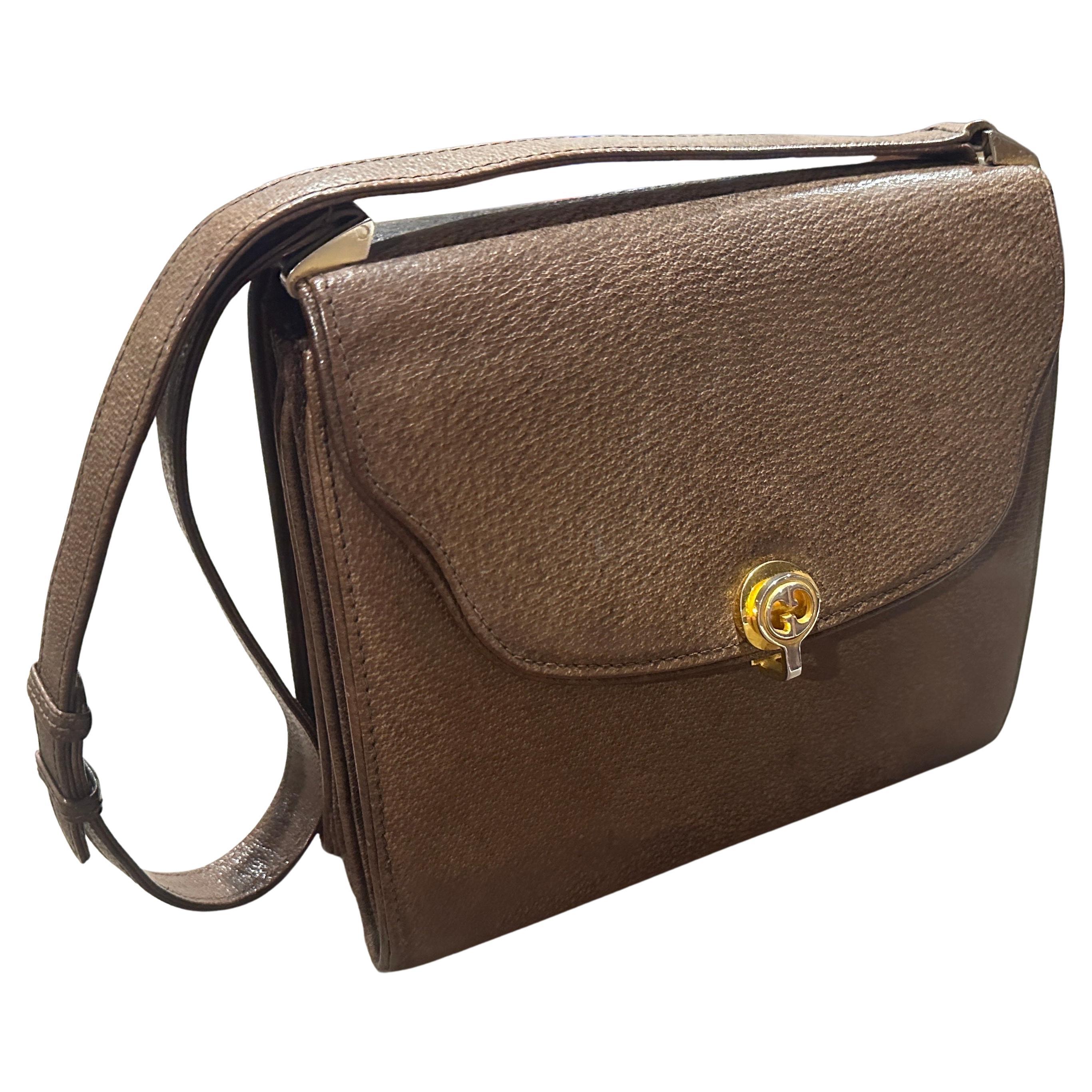 Un'elegante borsa a tracolla di Gucci degli anni '70 in pelle marrone e hardware in ottone in vendita