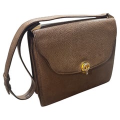 Un'elegante borsa a tracolla di Gucci degli anni '70 in pelle marrone e hardware in ottone