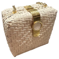Un'elegante borsa da sera italiana quadrata in vimini e ottone degli anni '60