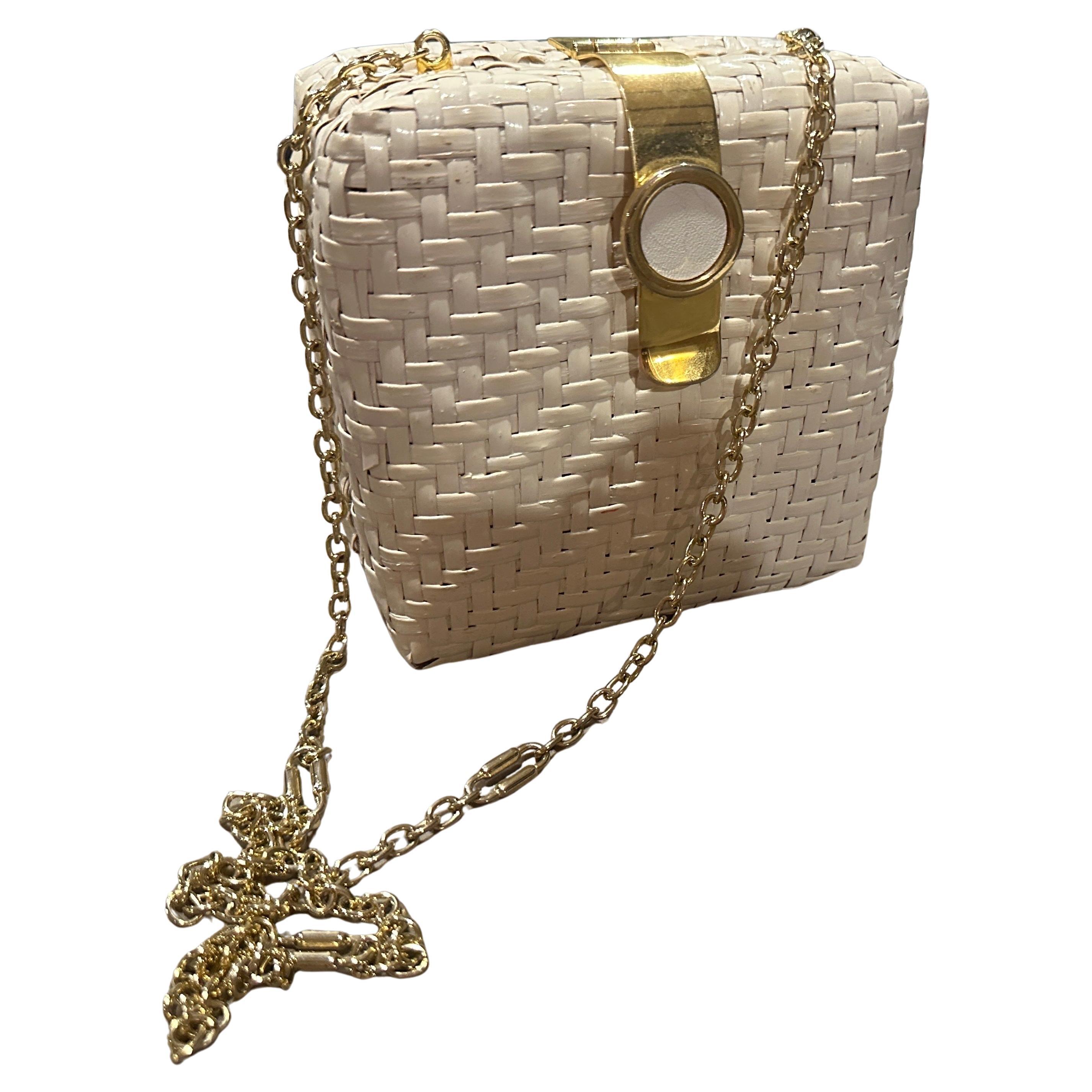 Eleganza degli anni '60: borsa da sera quadrata in vimini bianco e ottone
Questa squisita borsa da sera italiana è un accessorio senza tempo che incarna un'eleganza raffinata. Questa incantevole borsa di forma quadrata è realizzata con cura in