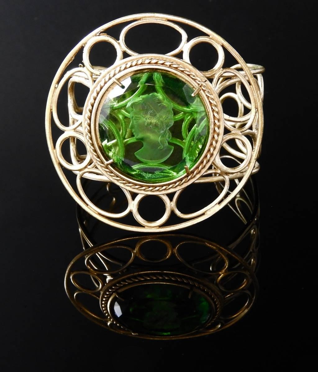 Bronze bracelet with a round green coloured Murano Glass piece in the middle. Bracelet  is made in Florence by goldsmith craftman and marked Patrizia Daliana, a famous italian jewelry designer.